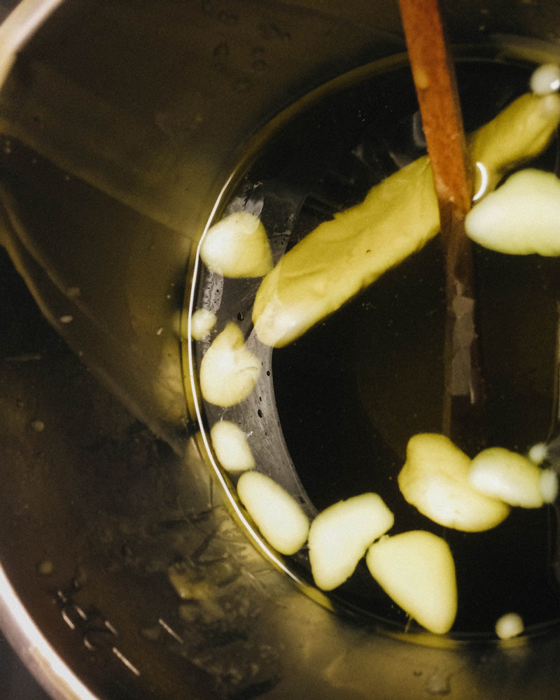 Marbee-all-natural-leather-balm-herstellung-9_Erwärmen-der-Lederpflegemischung-im-Wasserbad