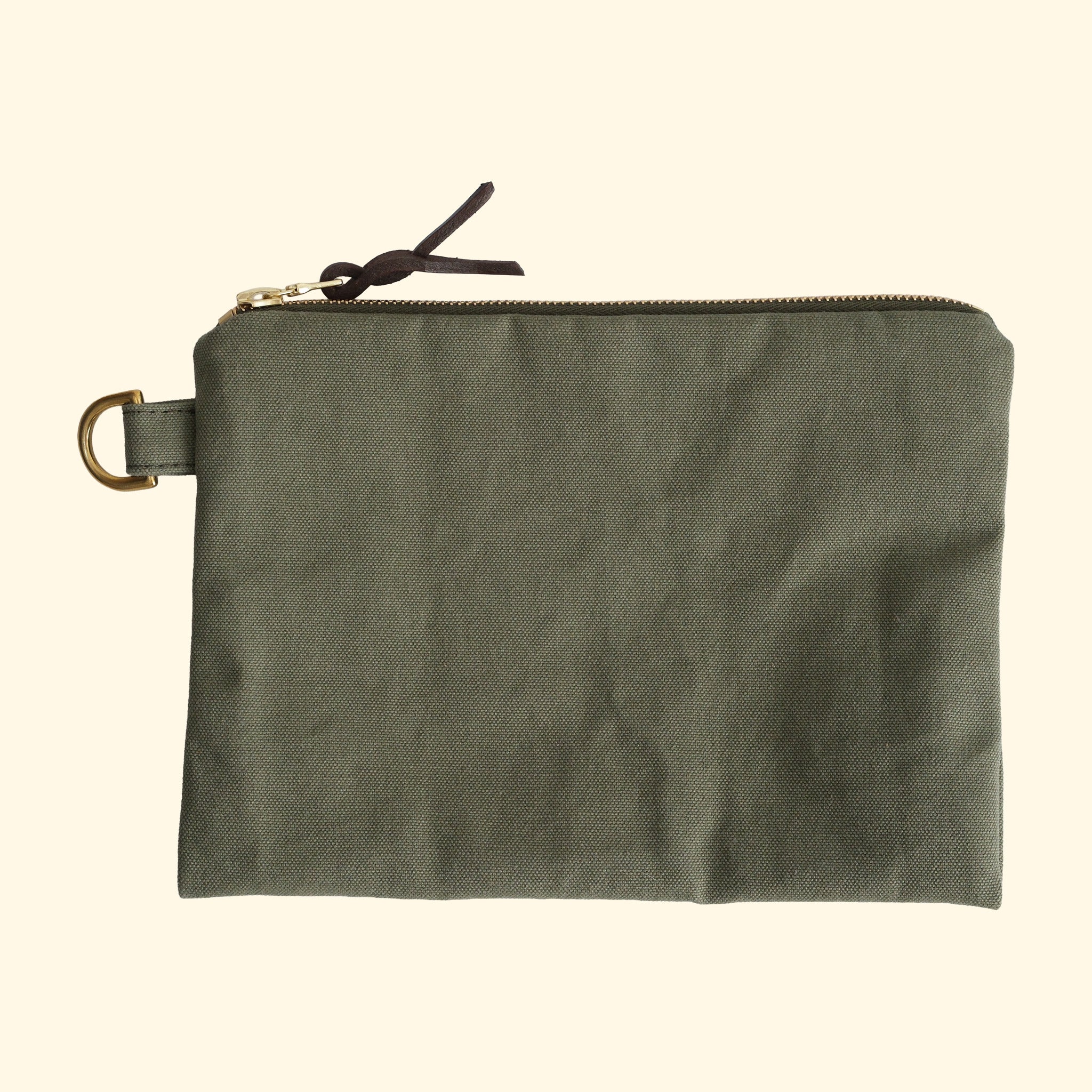 Canvas Pouch No.1, olive, Rückseite mit D-Ring aus Messing