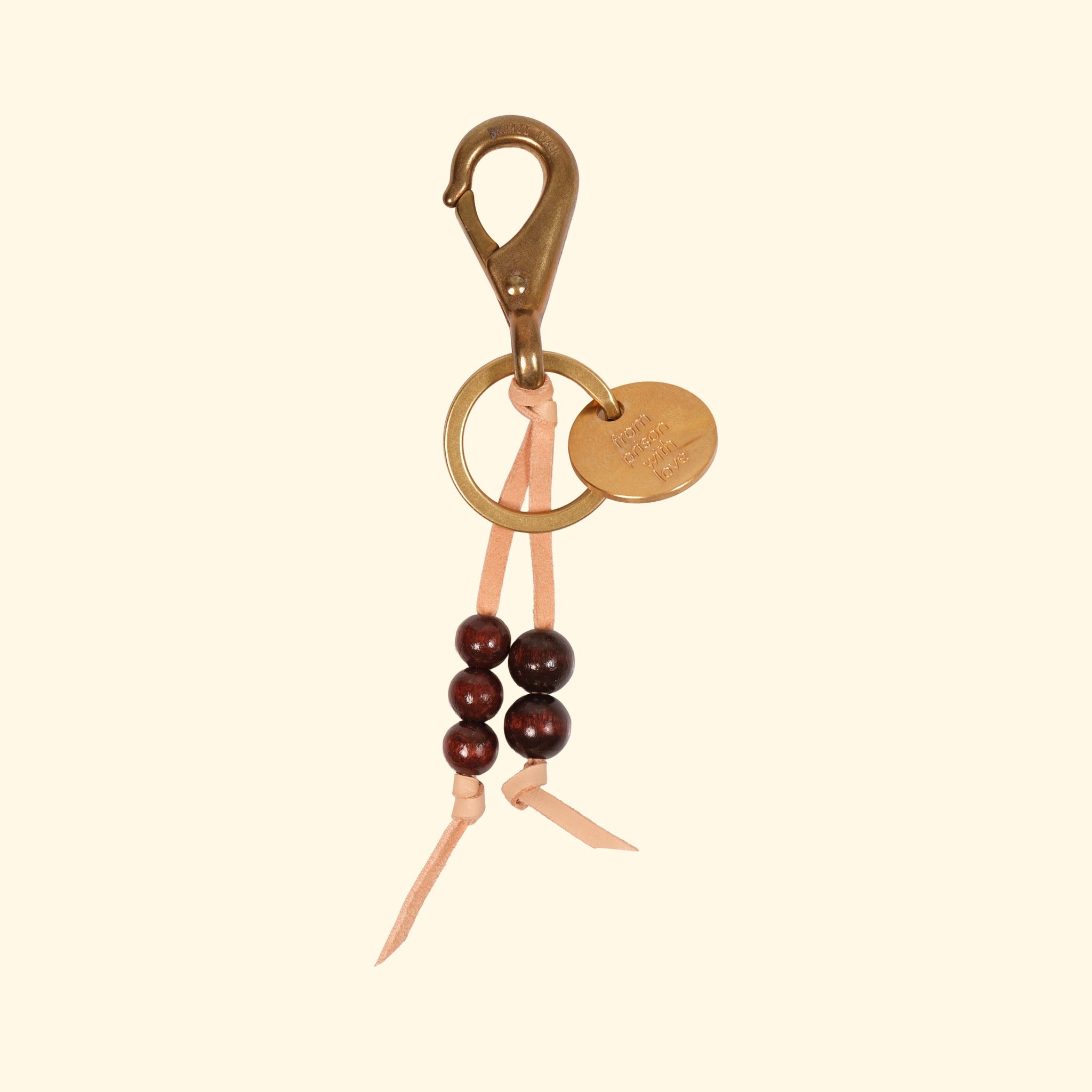 Bronze Snap Clip Schlüsselanhänger, Bronze-Karabiner mit Messing-Coin, Kangaroo-Leder und Holzperlen, Frontansicht