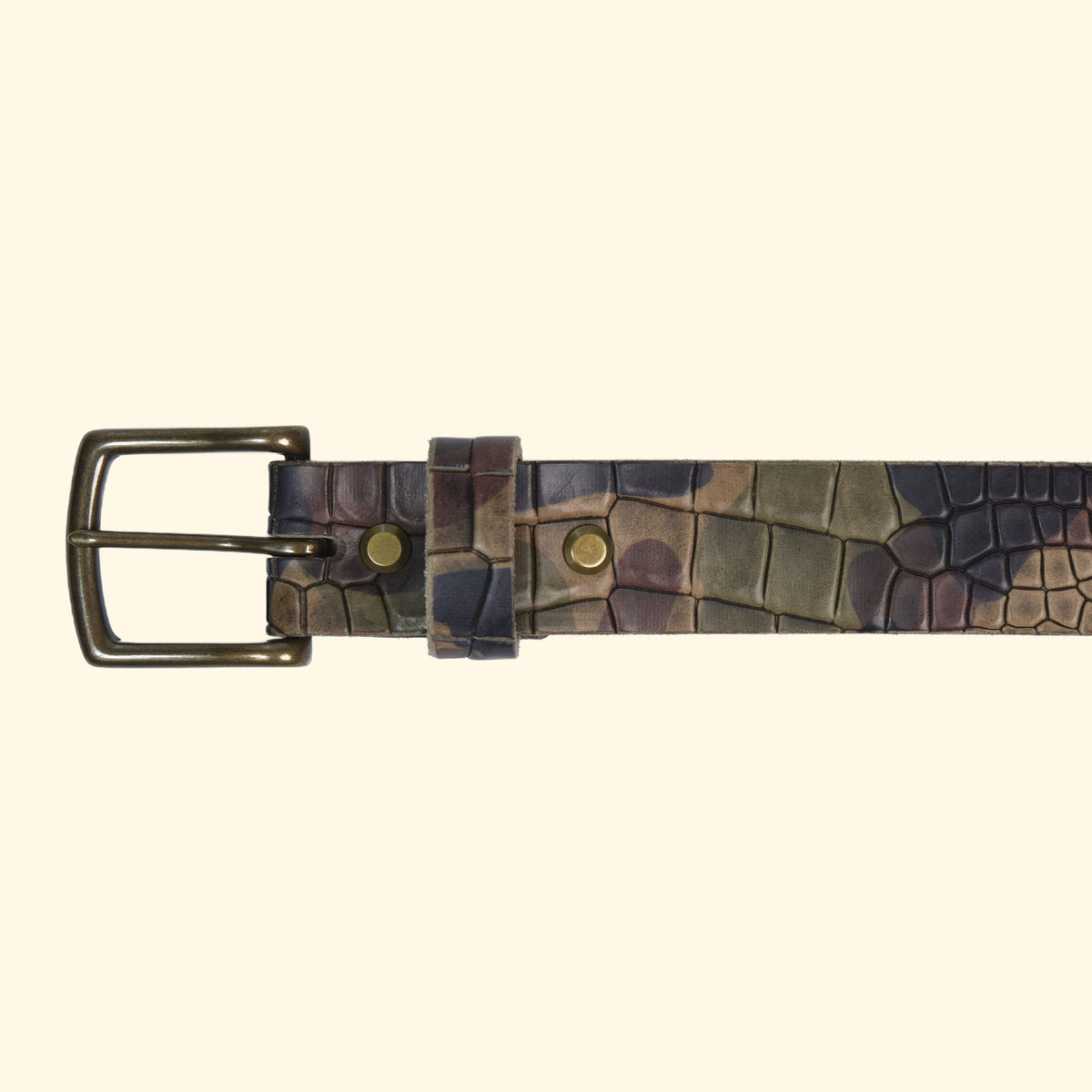 Frontansicht des oldpassion Gürtels op belt Croccu Camo Verde mit antikfarbener Messingschnalle, Camouflage-Lederstruktur und zwei Schlaufen
