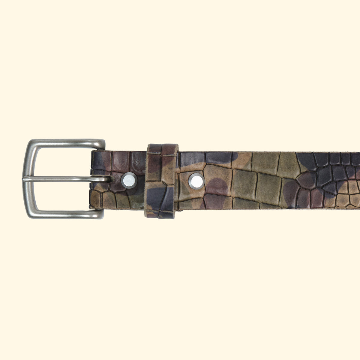 Frontansicht des oldpassion Gürtels op belt Croccu Camo Verde mit silberfarbener Messingschnalle, Camouflage-Croco-Prägung und zwei Gürtelschlaufen