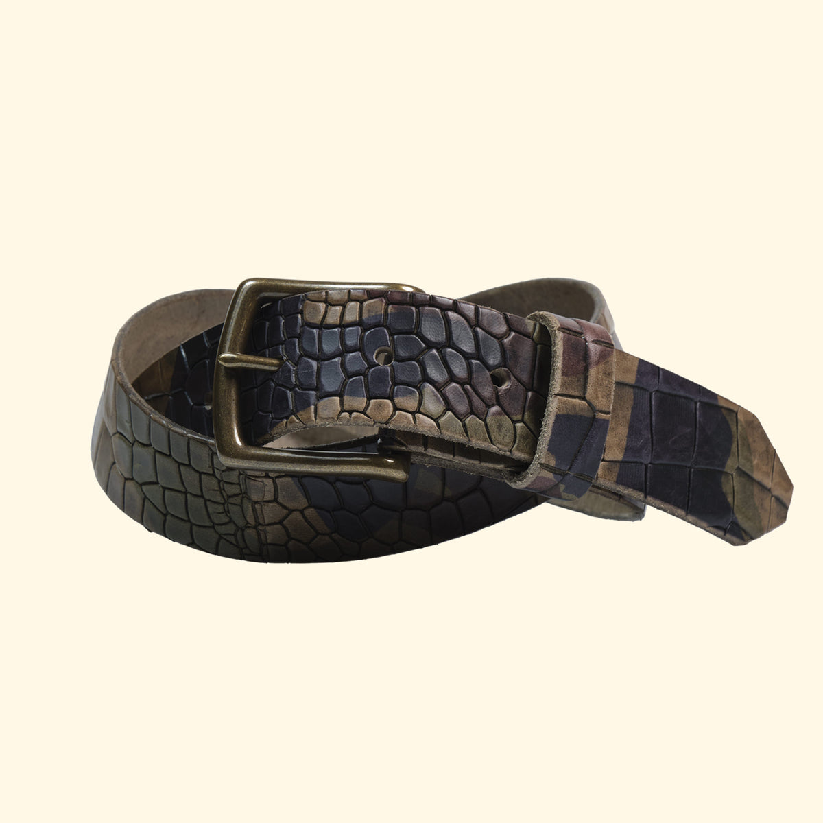 Gerollter oldpassion Gürtel op belt Croccu Camo Verde mit antikfarbener Messingschnalle und markanter Croco-Prägung im Camouflage-Look