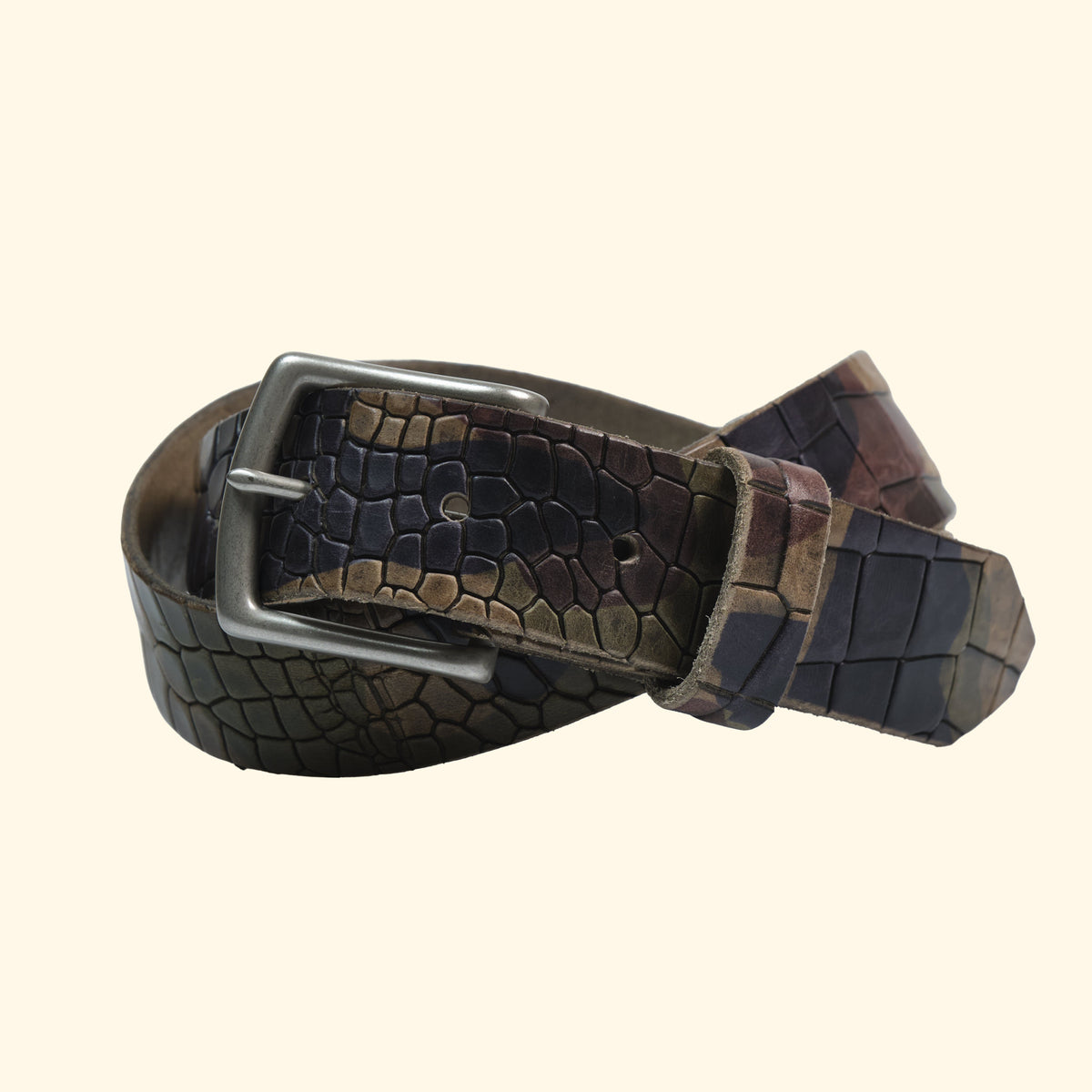 Gerollter oldpassion Gürtel op belt Croccu Camo Verde mit silberfarbener Messingschnalle und geprägtem Camouflage-Leder im Croco-Stil
