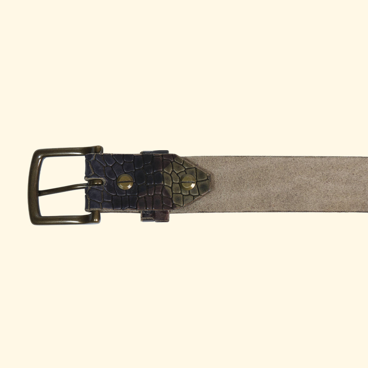 Rückseite des oldpassion Ledergürtels op belt Croccu Camo Verde mit antikfarbener Messingschnalle und verschraubtem Croco-Camouflage-Leder