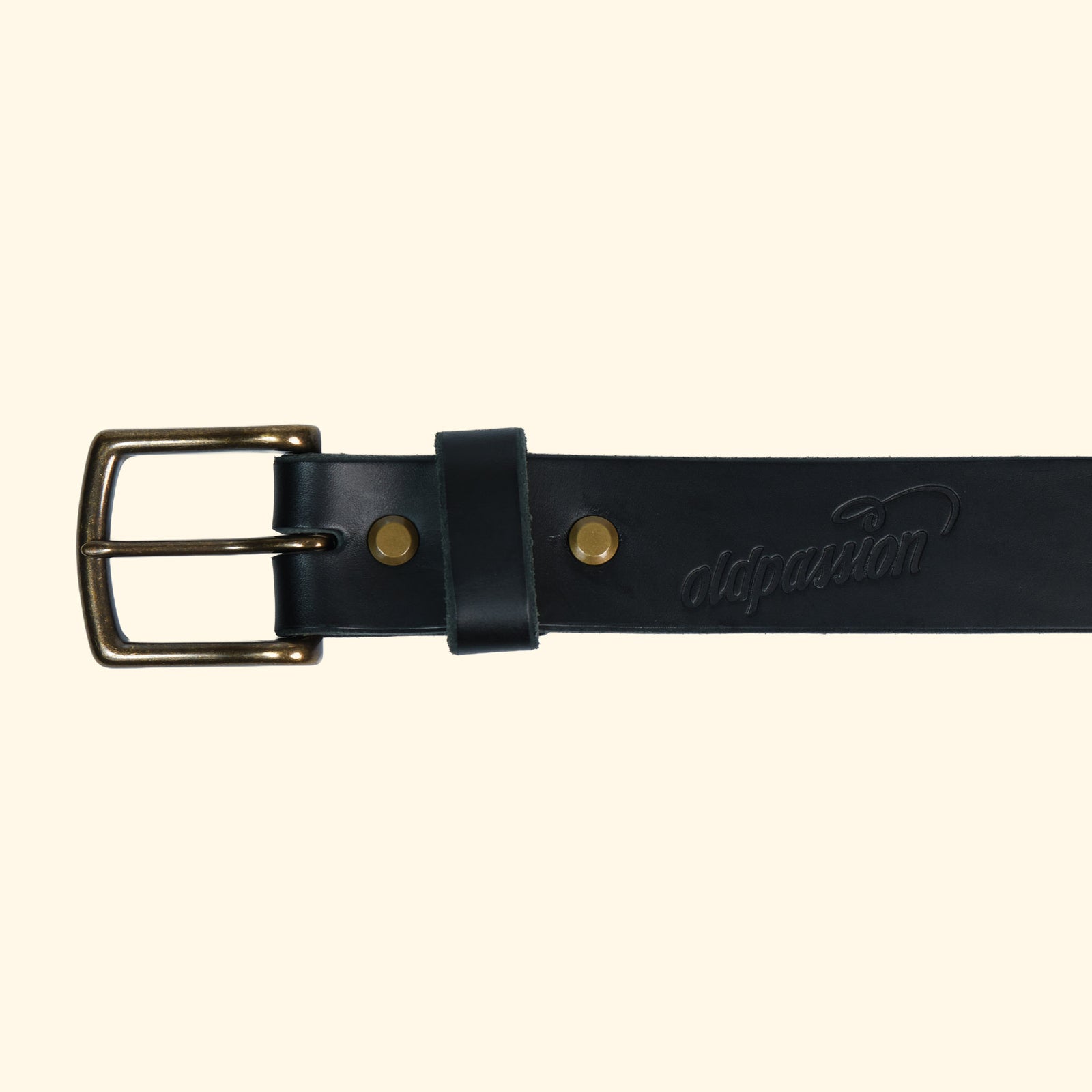 Logoansicht des op belt aus schwarzem Leder mit Schnalle in Antique-Finish und geprägtem oldpassion-Schriftzug.