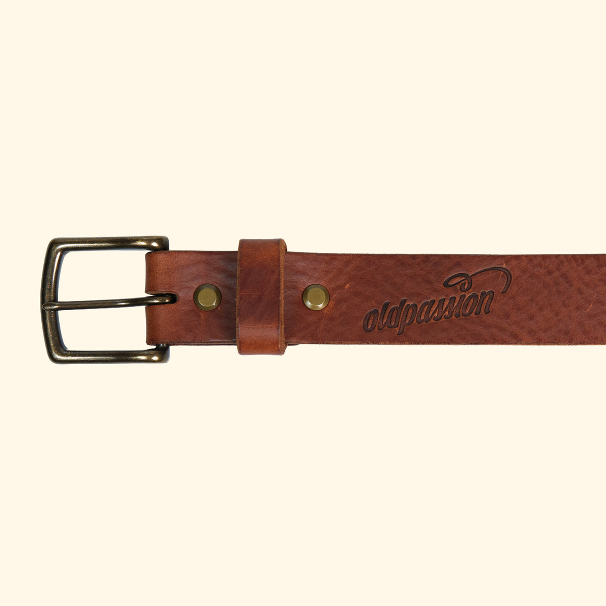 Detailansicht des op belt in Old England Marrone mit antik-farbener Schnalle, oldpassion-Prägung und lebendiger Lederstruktur.