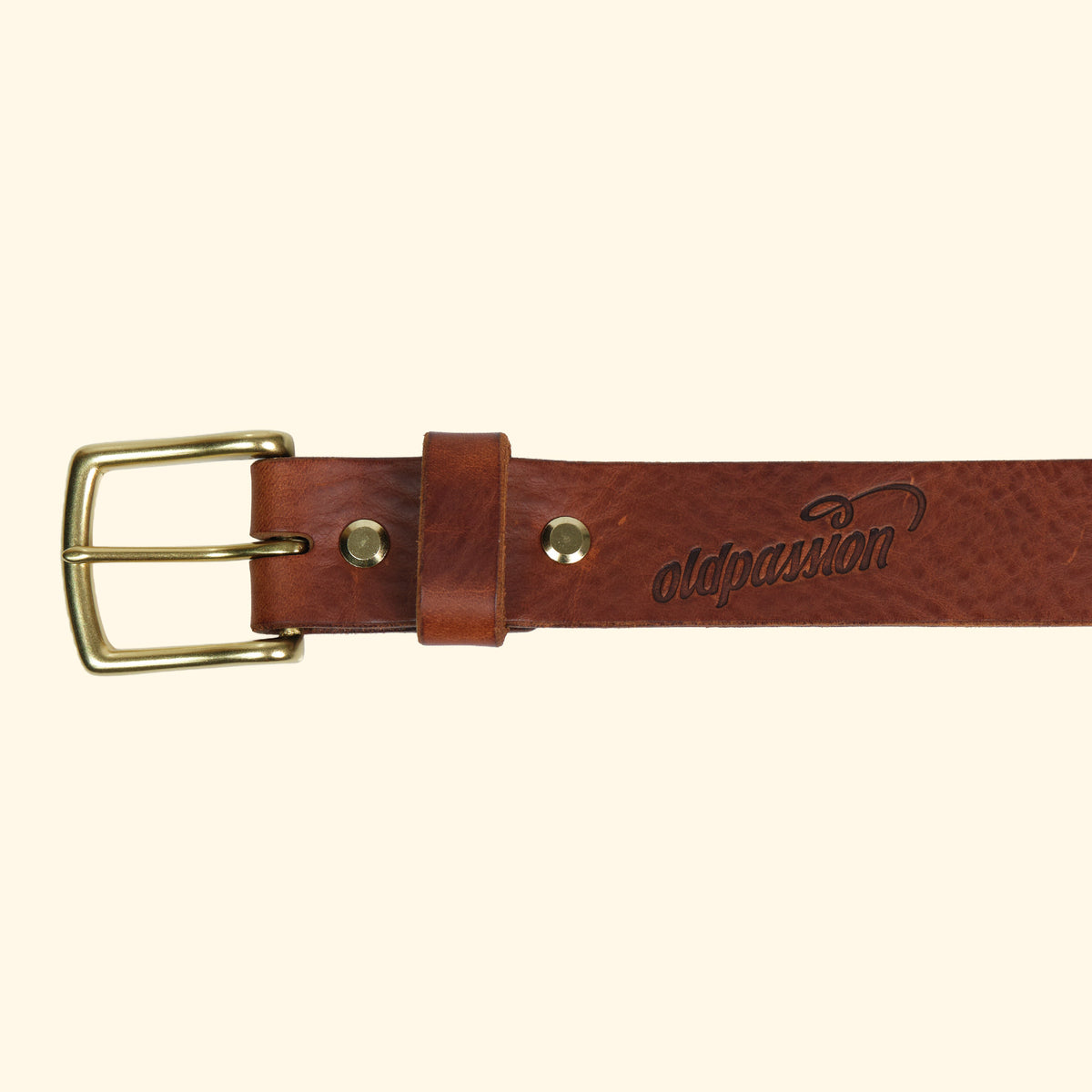 Detailansicht des op belt in Old England Marrone mit goldfarbener Schnalle, sichtbarem oldpassion-Logo und edler Narbenstruktur.