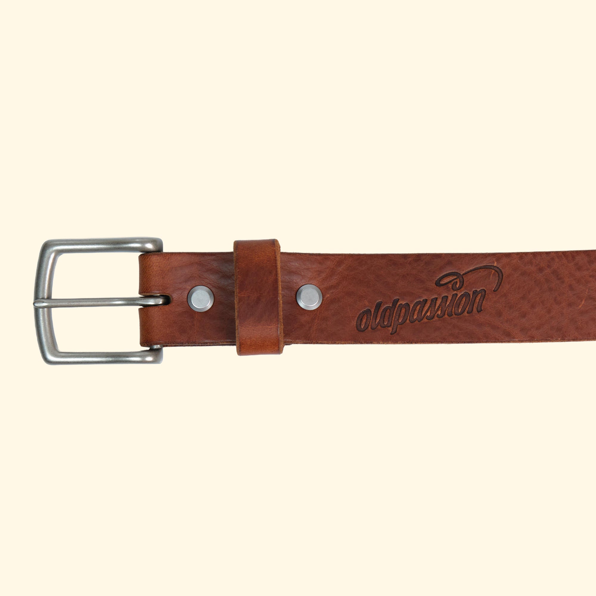 Detailansicht des op belt in Old England Marrone mit silberner Schnalle, geprägtem oldpassion-Logo und markanter Lederstruktur.
