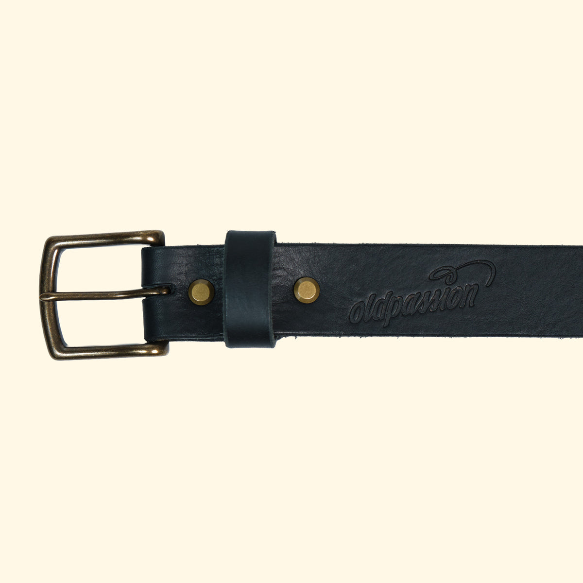 Detailansicht des op belt in Old England Nero mit antik-farbener Schnalle, dezenter Prägung und feiner Lederstruktur.  