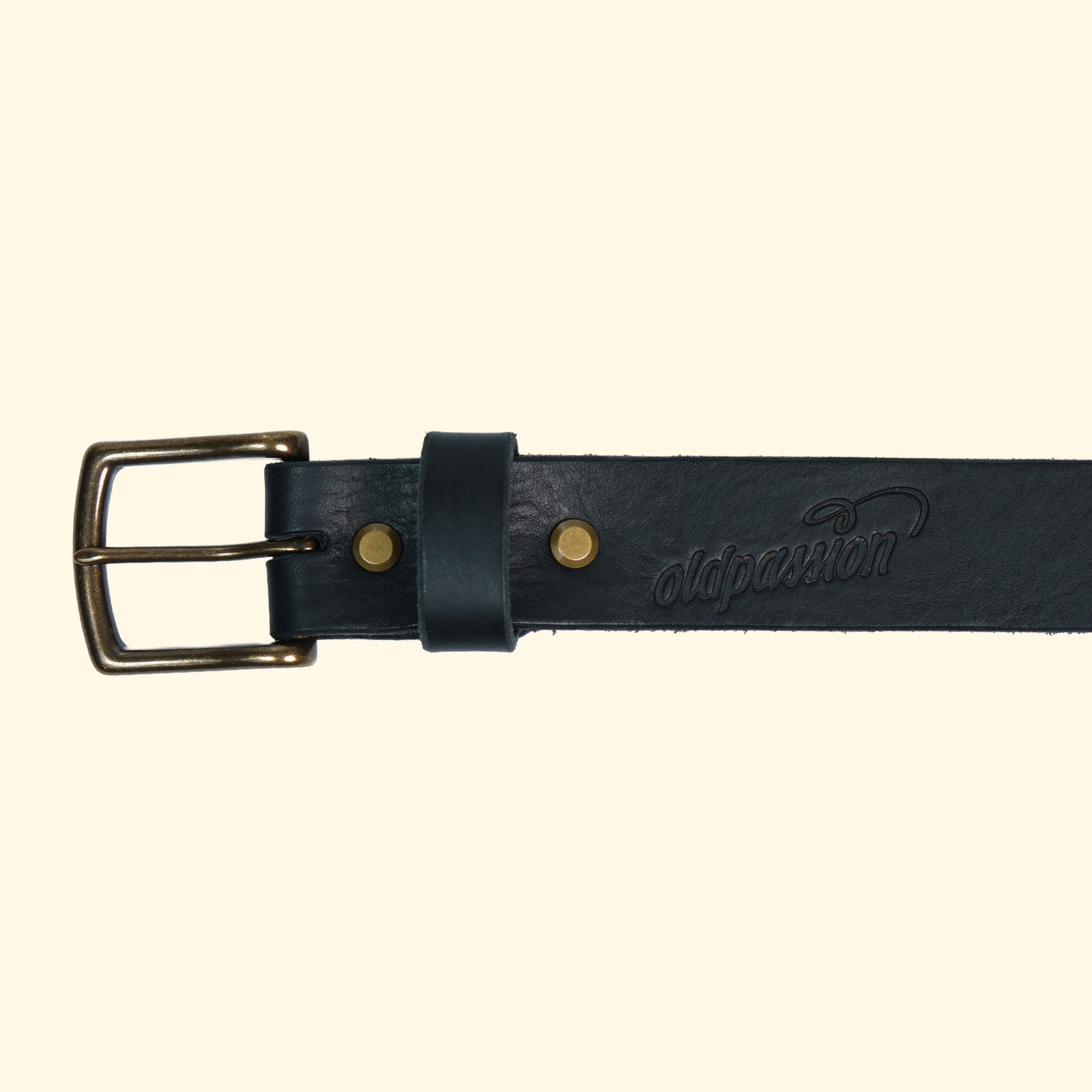 Detailansicht des op belt in Old England Nero mit antik-farbener Schnalle, dezenter Prägung und feiner Lederstruktur.  
