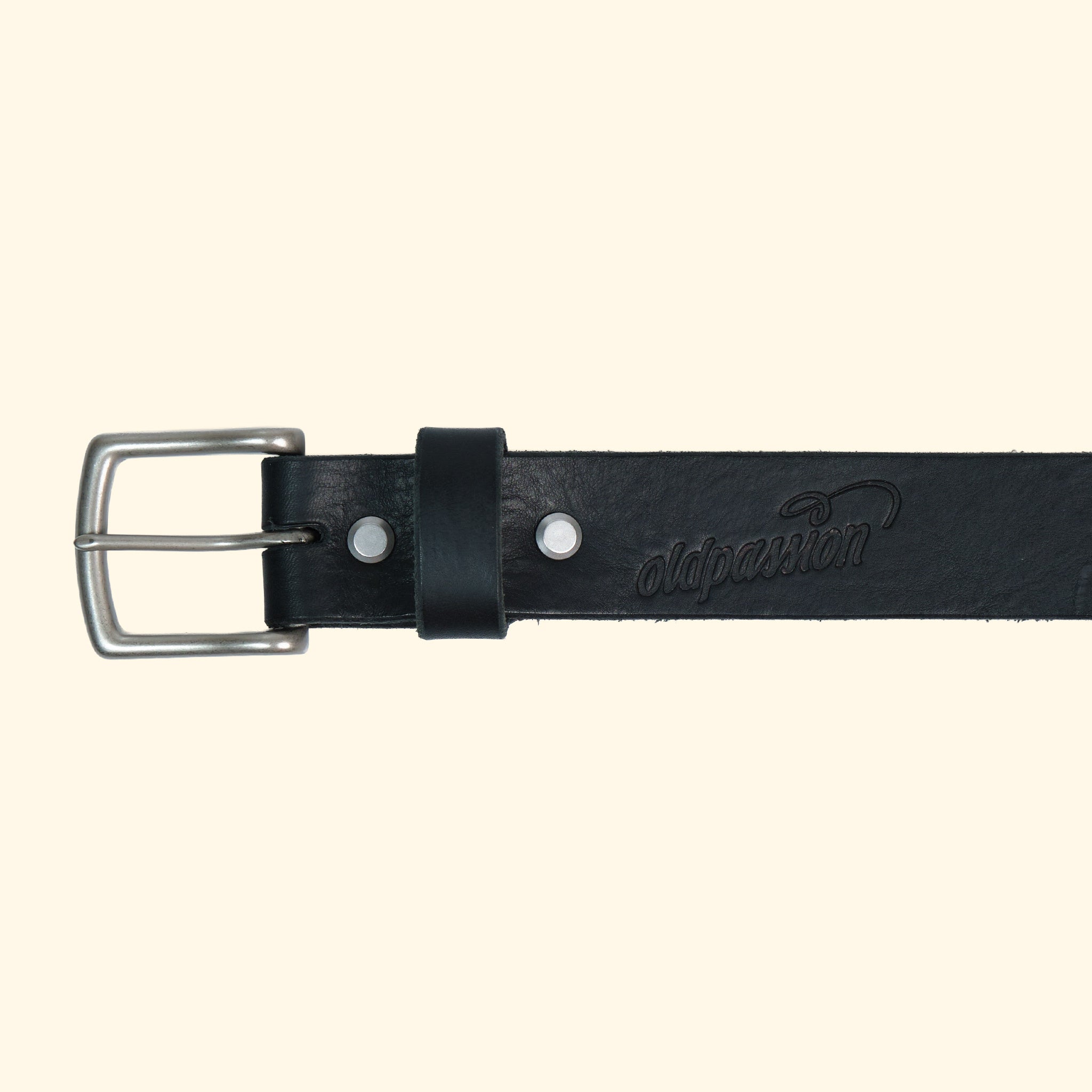 Detailansicht des op belt in Old England Nero mit silberner Schnalle, dezenter Logoprägung und edler, matter Lederstruktur.