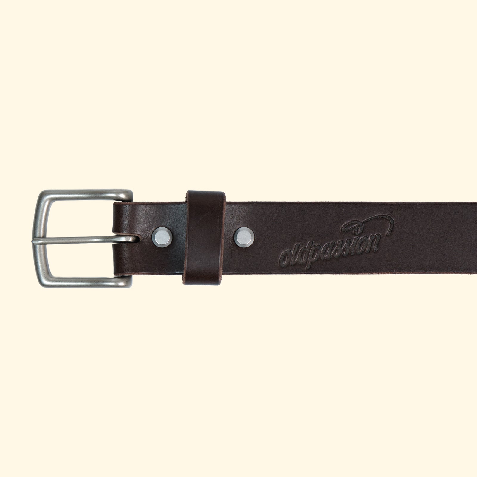 Detailansicht des op belt in Rocky Dark Brown mit silberner Schnalle, geprägtem oldpassion-Logo und glatter Lederstruktur.