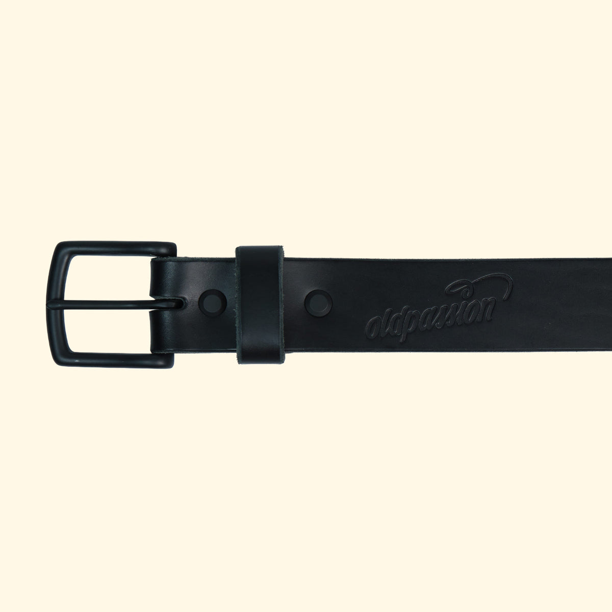 Detailansicht des op belt in Rocky Nero mit schwarzer Schnalle, Ton-in-Ton-Prägung und glatter, matter Oberfläche.