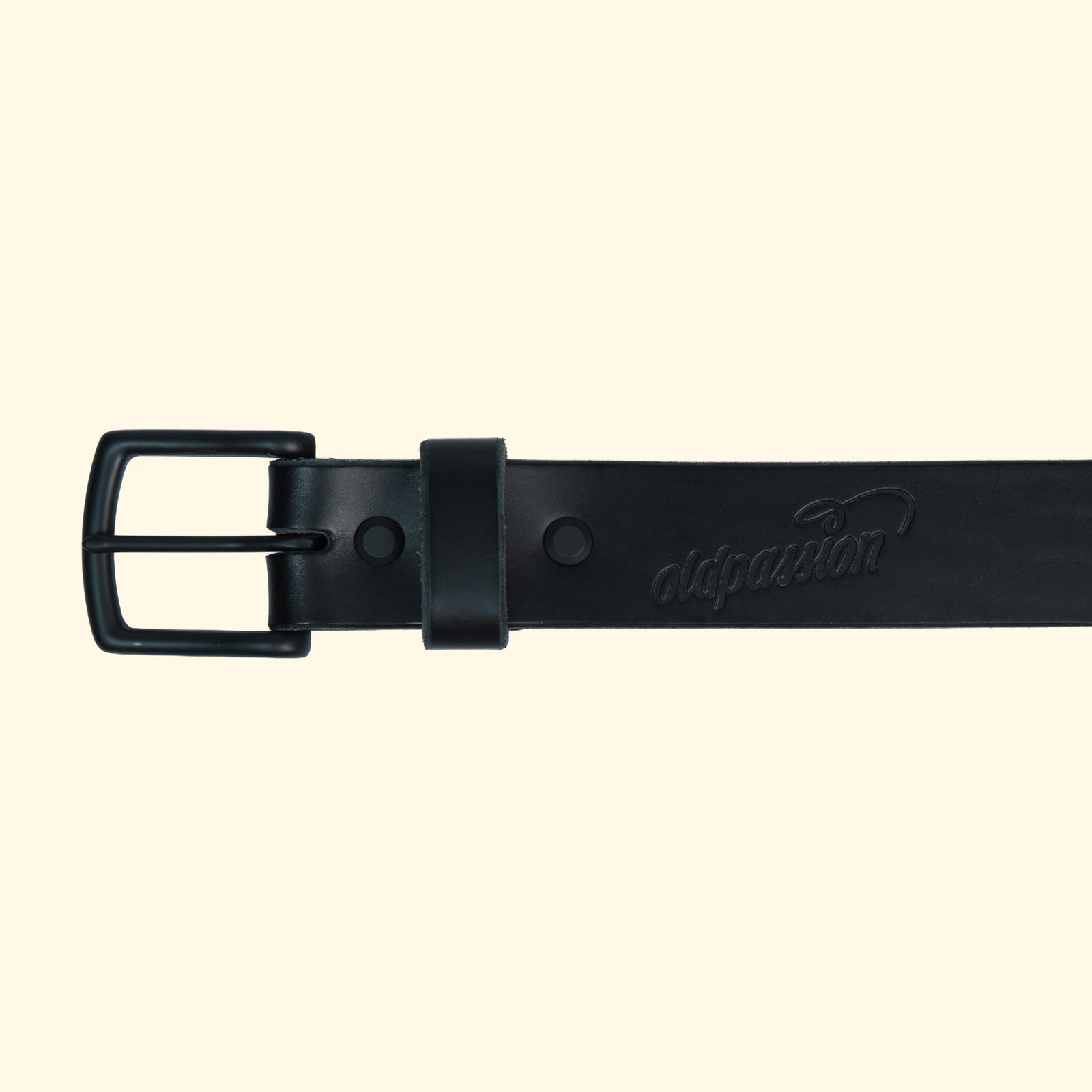 Detailansicht des op belt in Rocky Nero mit schwarzer Schnalle, Ton-in-Ton-Prägung und glatter, matter Oberfläche.
