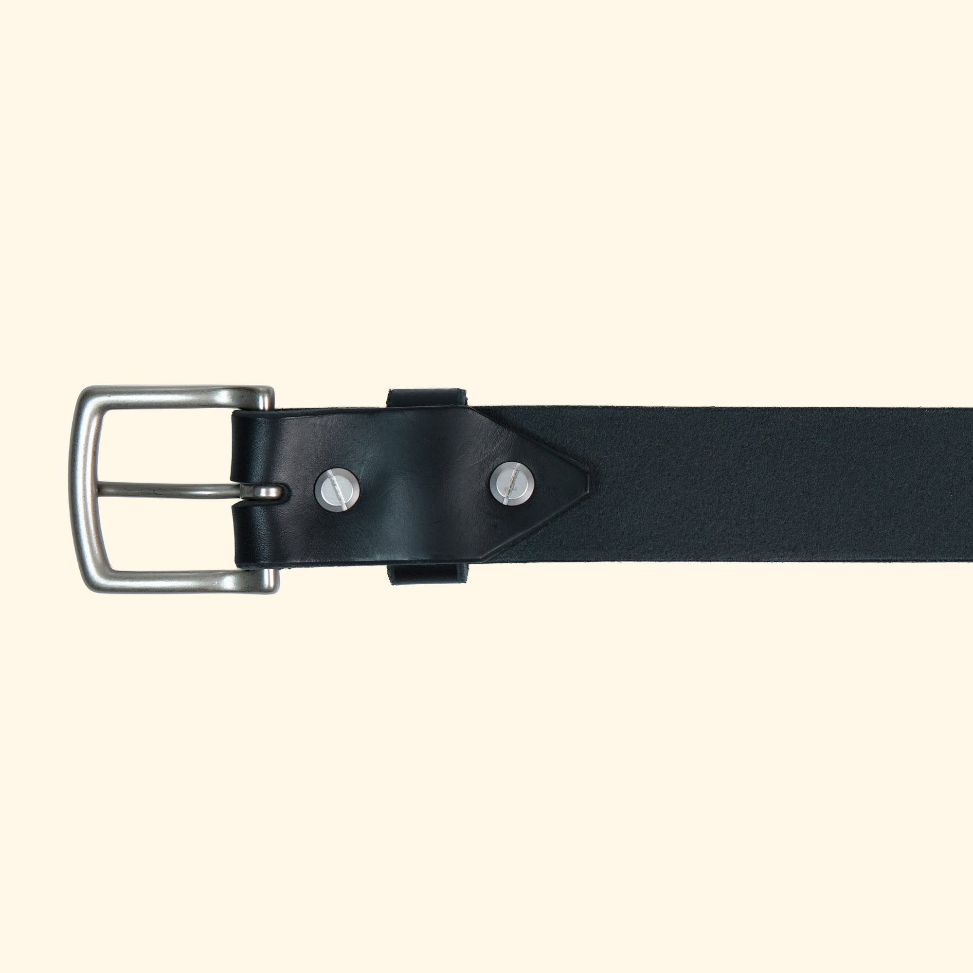 Schwarzer Ledergürtel op belt in Frontalansicht mit silberfarbener Schnalle und sichtbarer Schraubmontage, handgefertigt in der Schweiz.