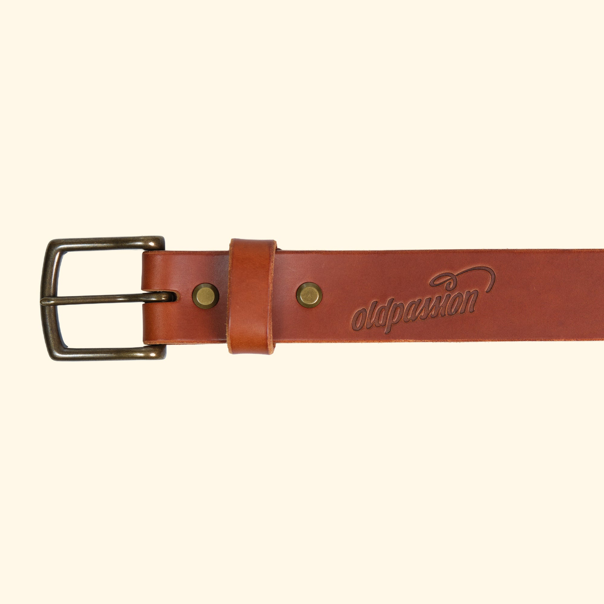 Hochwertiger Gürtel aus cognacfarbenem Leder mit matter Oberfläche und Schnalle in Antique-Messing, von Hand gefertigt.