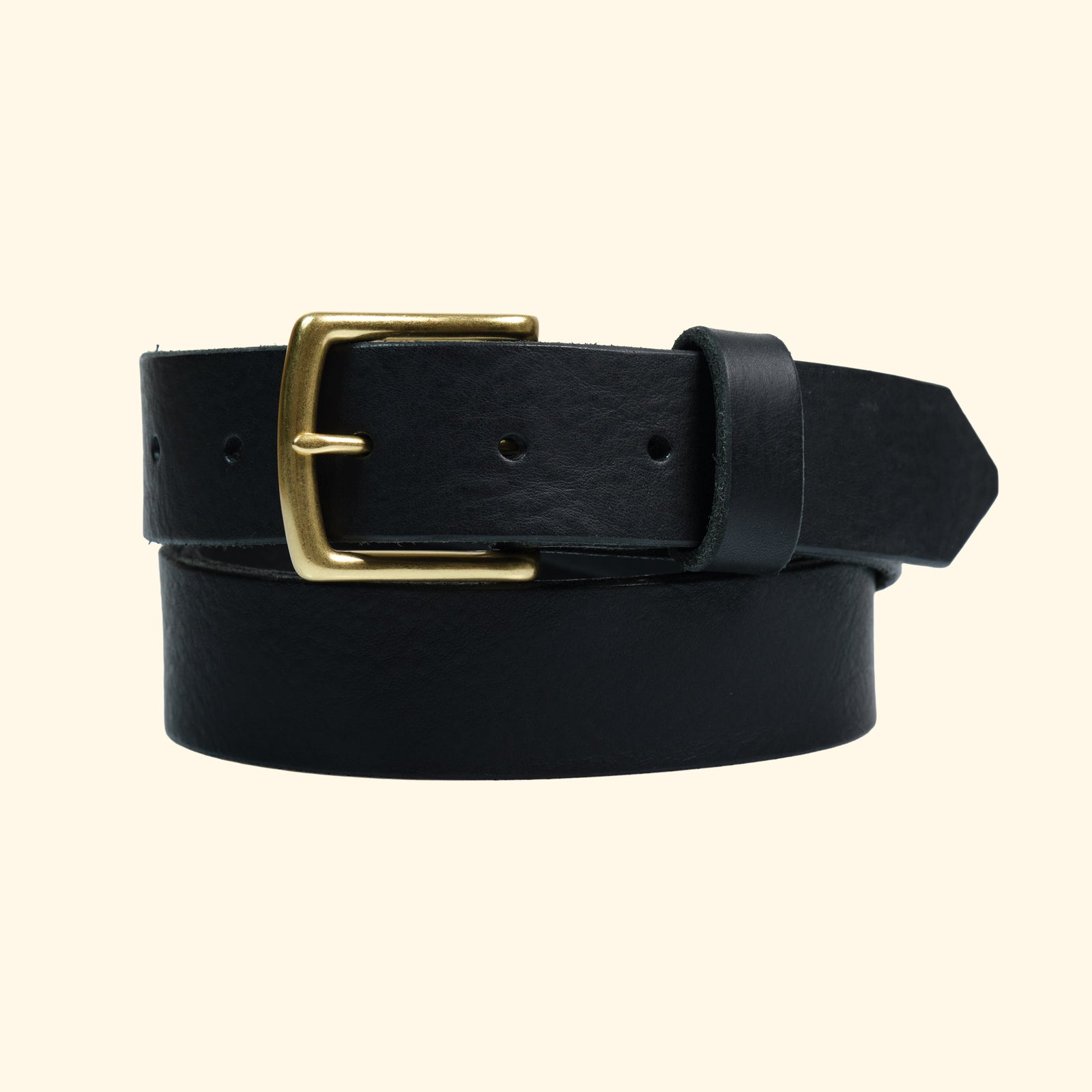 Schwarzer Ledergürtel op belt in Old England Nero mit goldfarbener Schnalle und dezent matter Oberfläche in Frontansicht.