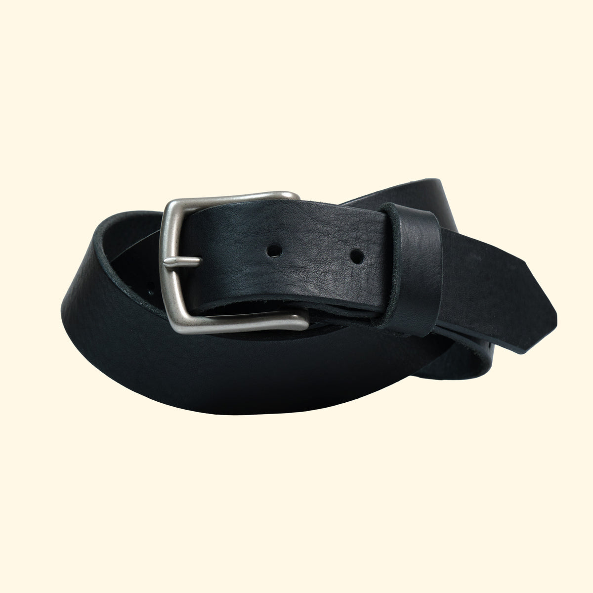 Schwarzer Ledergürtel op belt in Old England Nero mit silberner Schnalle und matter, geprägter Oberfläche in Frontansicht.