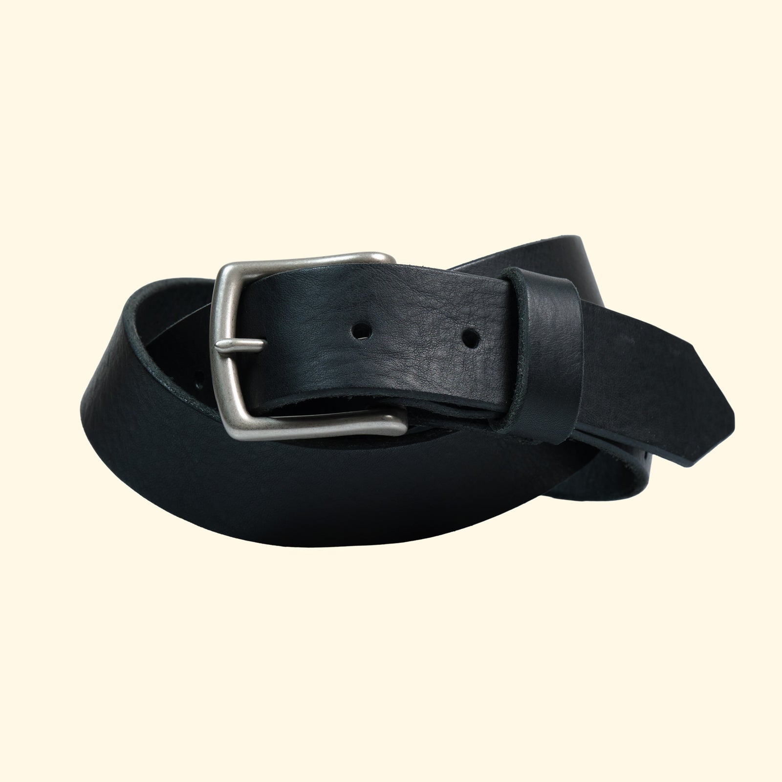 Schwarzer Ledergürtel op belt in Old England Nero mit silberner Schnalle und matter, geprägter Oberfläche in Frontansicht.