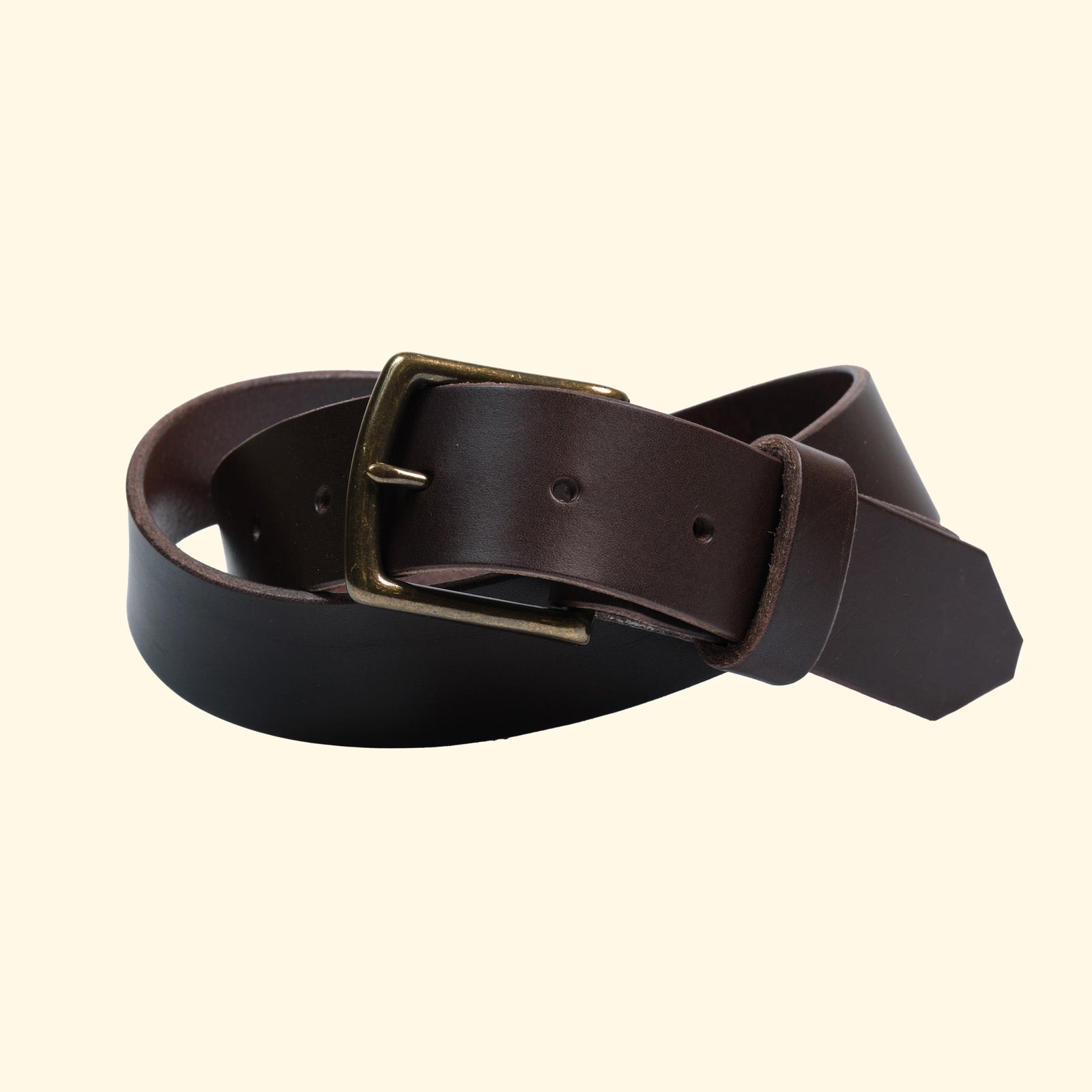 Ledergürtel op belt in Rocky Dark Brown mit antik-farbener Schnalle und tiefbrauner, glatter Oberfläche in Frontansicht.