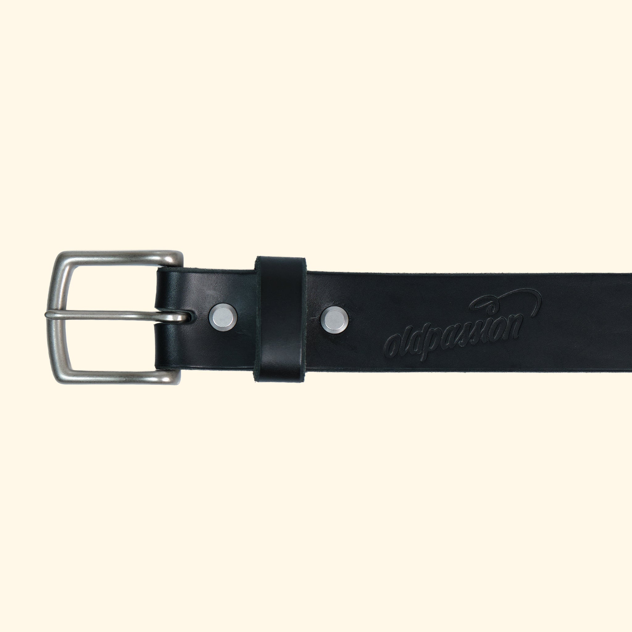 Schwarzer Ledergürtel op belt mit silberner Schnalle und geprägtem oldpassion-Logo in Nahaufnahme. 