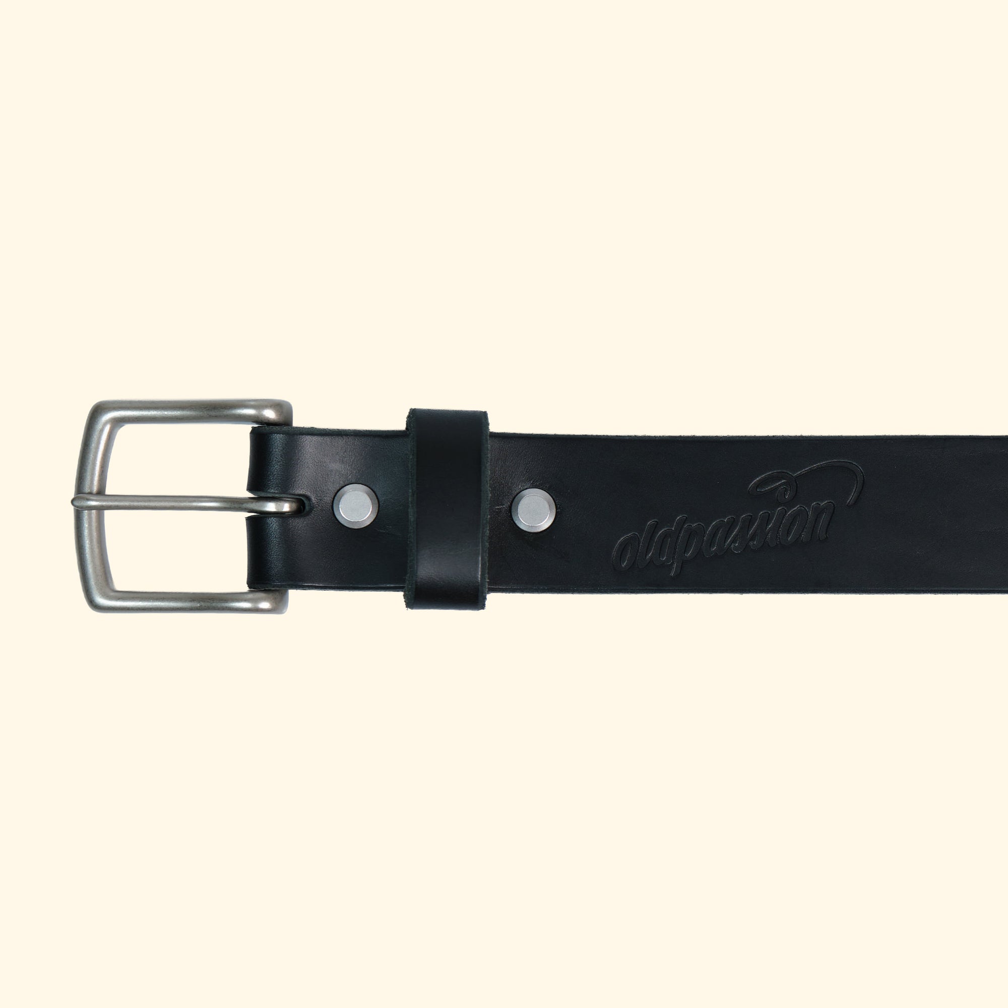 Schwarzer Ledergürtel op belt mit silberner Schnalle und geprägtem oldpassion-Logo in Nahaufnahme. 