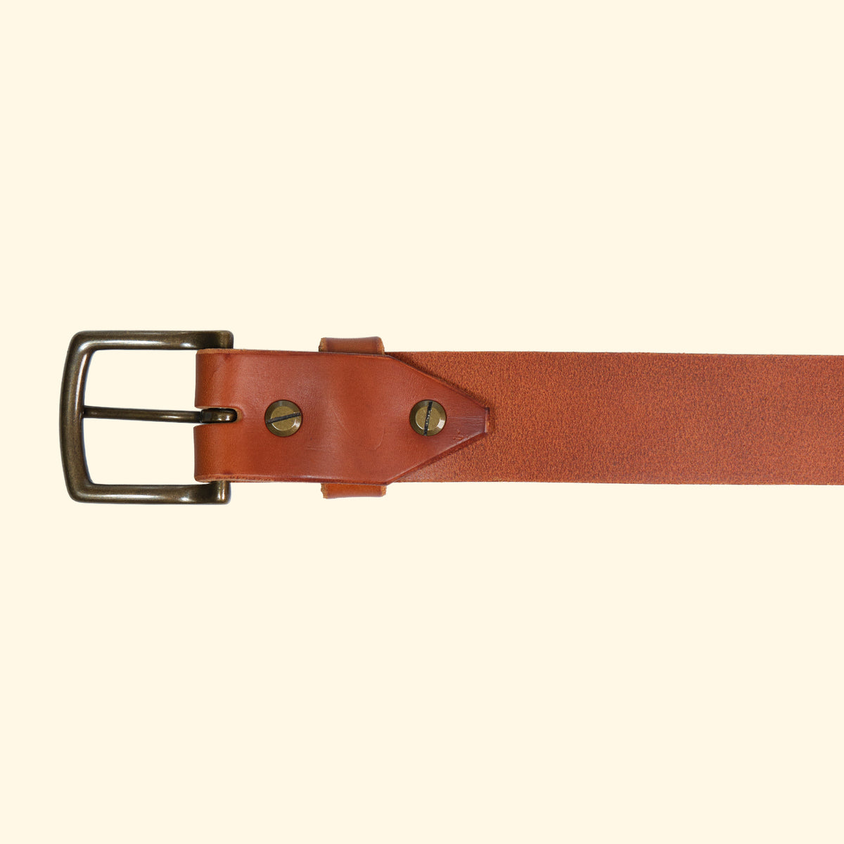 Ledergürtel aus cognacfarbenem Rindsleder in Rückansicht mit Schnalle und Schrauben in Antique-Messing. 