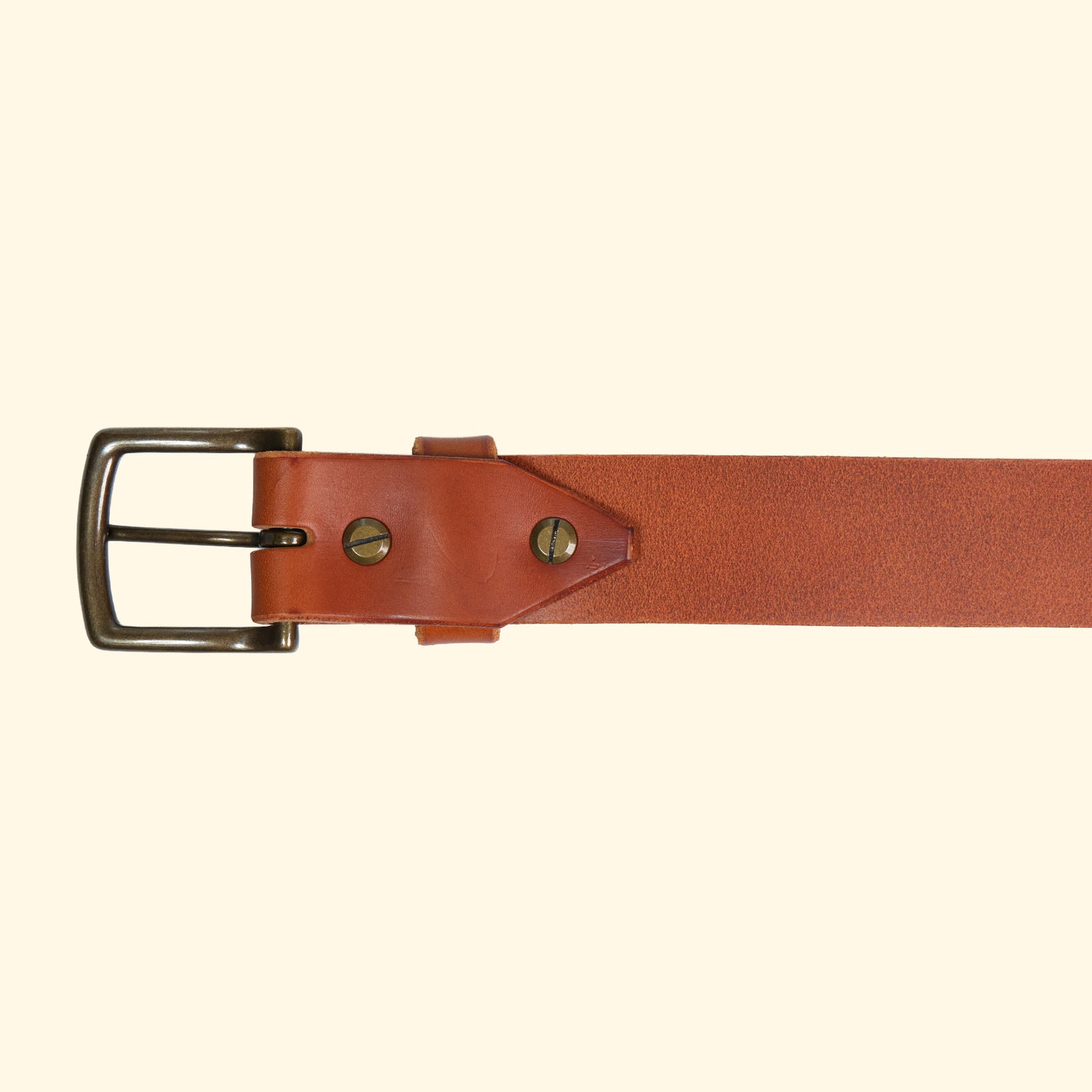Ledergürtel aus cognacfarbenem Rindsleder in Rückansicht mit Schnalle und Schrauben in Antique-Messing. 