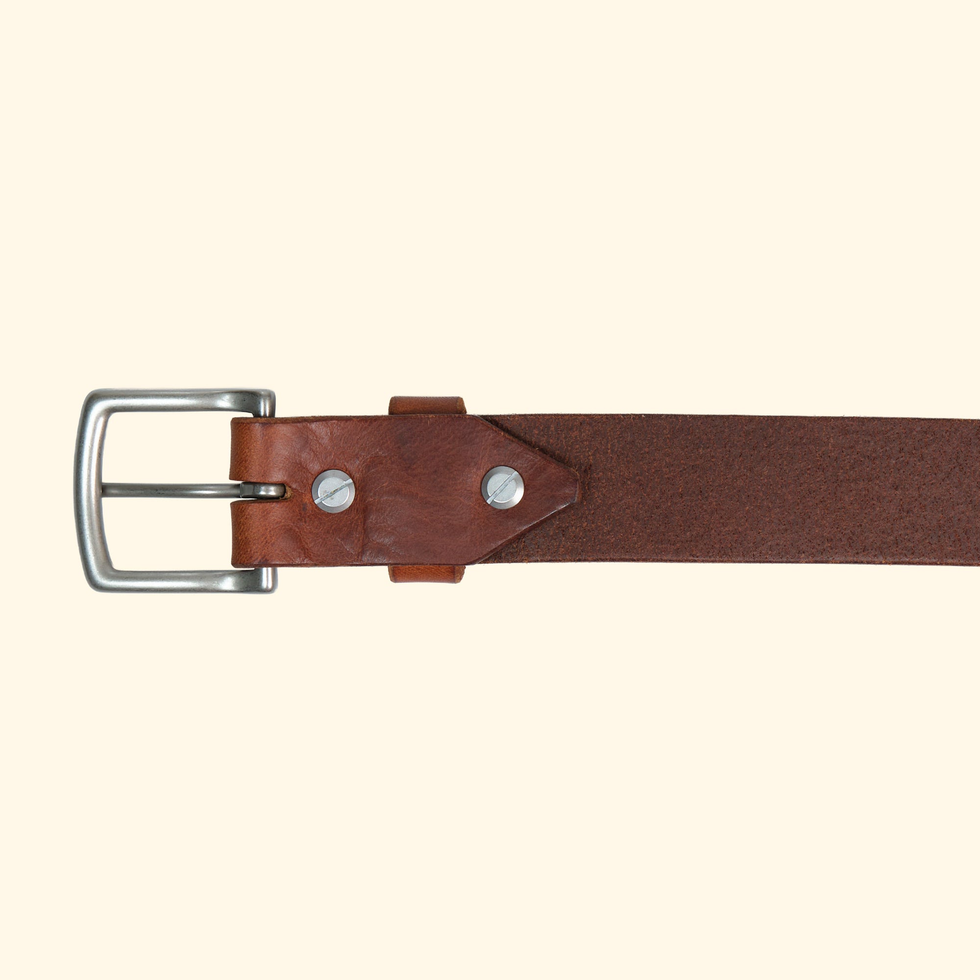 Rückansicht des op belt in Old England Marrone mit silberner Schnalle, sichtbaren Schraubnieten und naturbelassener Lederinnenseite.