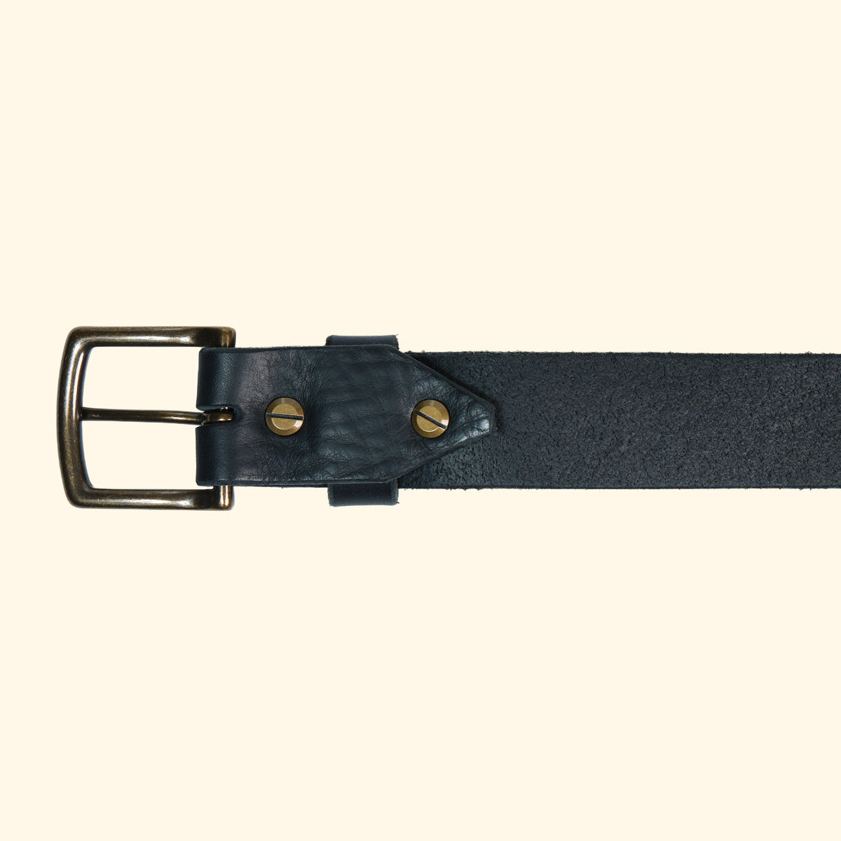 Rückansicht des op belt in Old England Nero mit antik-farbener Schnalle, sichtbaren Schraubnieten und strukturierter Lederinnenseite.