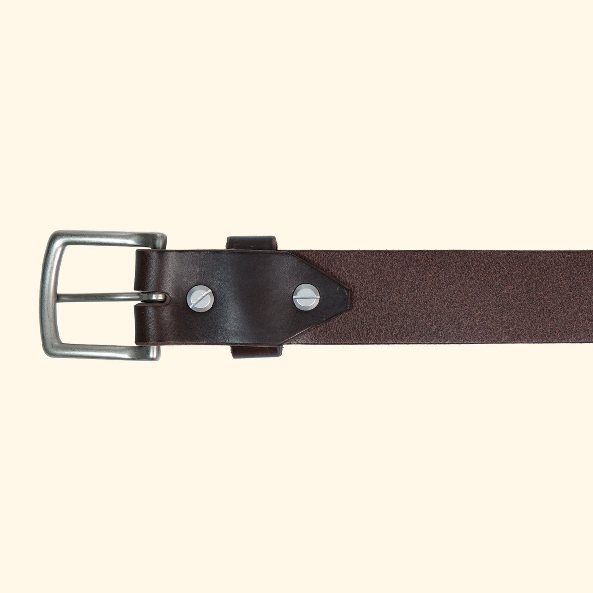 Rückansicht des op belt in Rocky Dark Brown mit silberner Schnalle, sichtbaren Schraubnieten und naturbelassener Lederinnenseite.