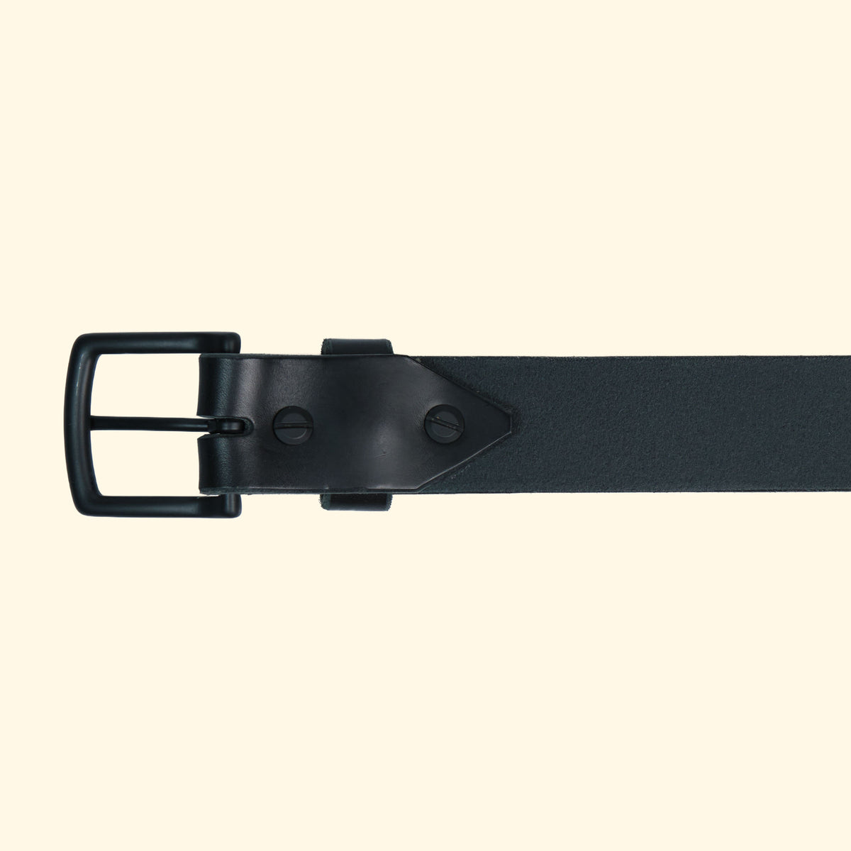 Rückansicht des op belt in Rocky Nero mit schwarzer Schnalle, geschwärzten Schraubnieten und geschliffener Lederinnenseite.