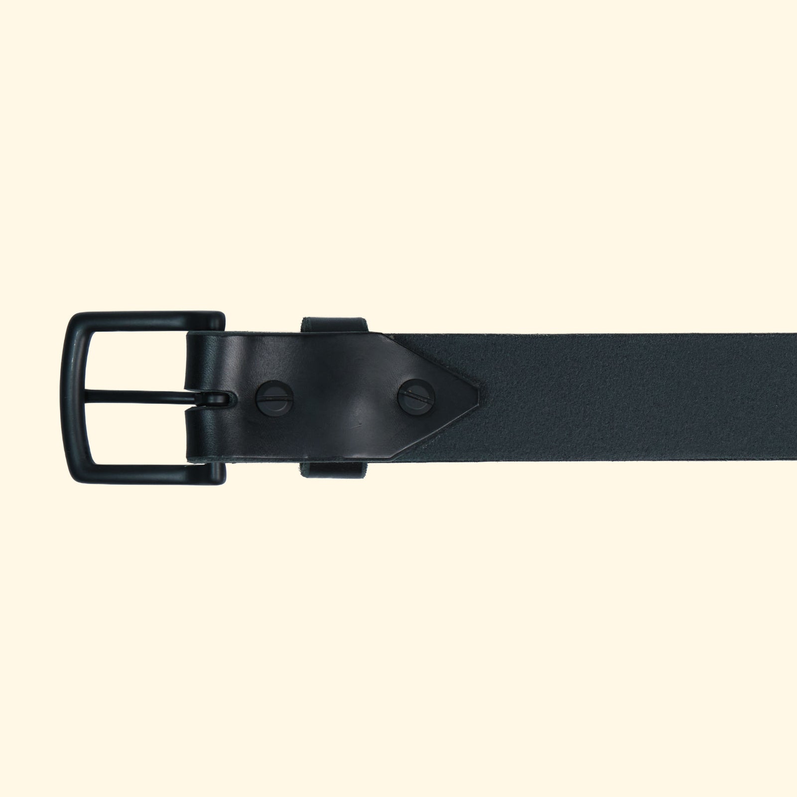 Rückansicht des op belt in Rocky Nero mit schwarzer Schnalle, geschwärzten Schraubnieten und geschliffener Lederinnenseite.