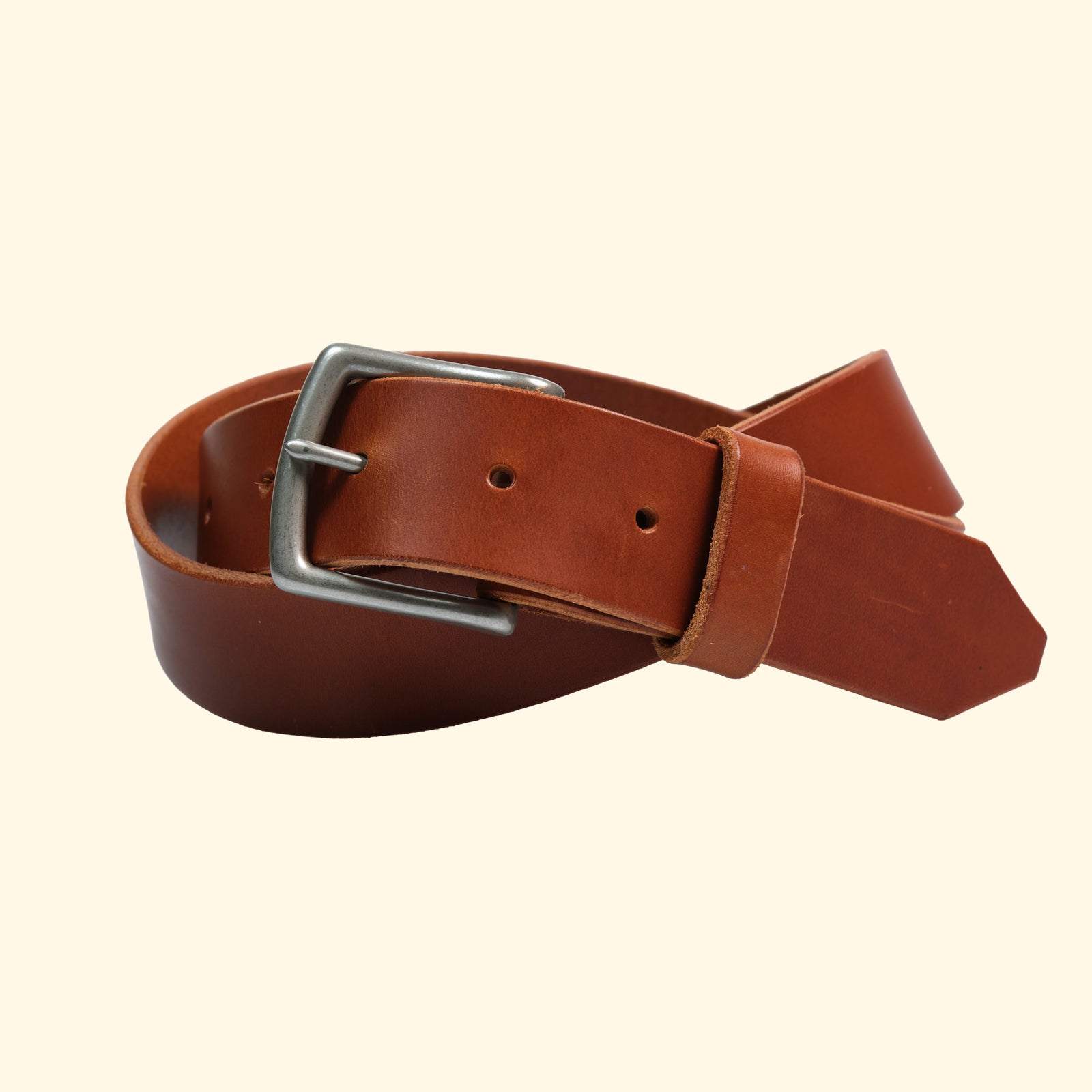Ledergürtel aus cognacfarbenem Rindsleder mit matter Oberfläche und silberfarbener Schnalle, handgefertigt von oldpassion.