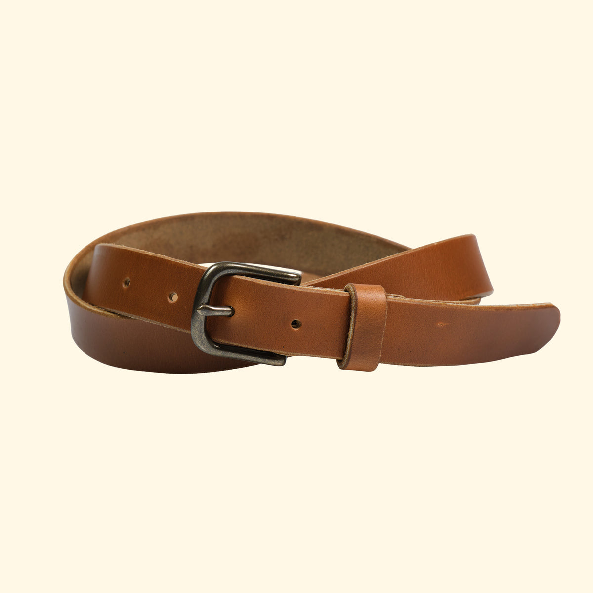 op belt slim aus Horween Cavalier Leder in Sunflower mit schmaler Silhouette, gold-antiker Mittelsteg-Dornschliesse und Lederschlaufe – handgefertigt in der Schweiz.
