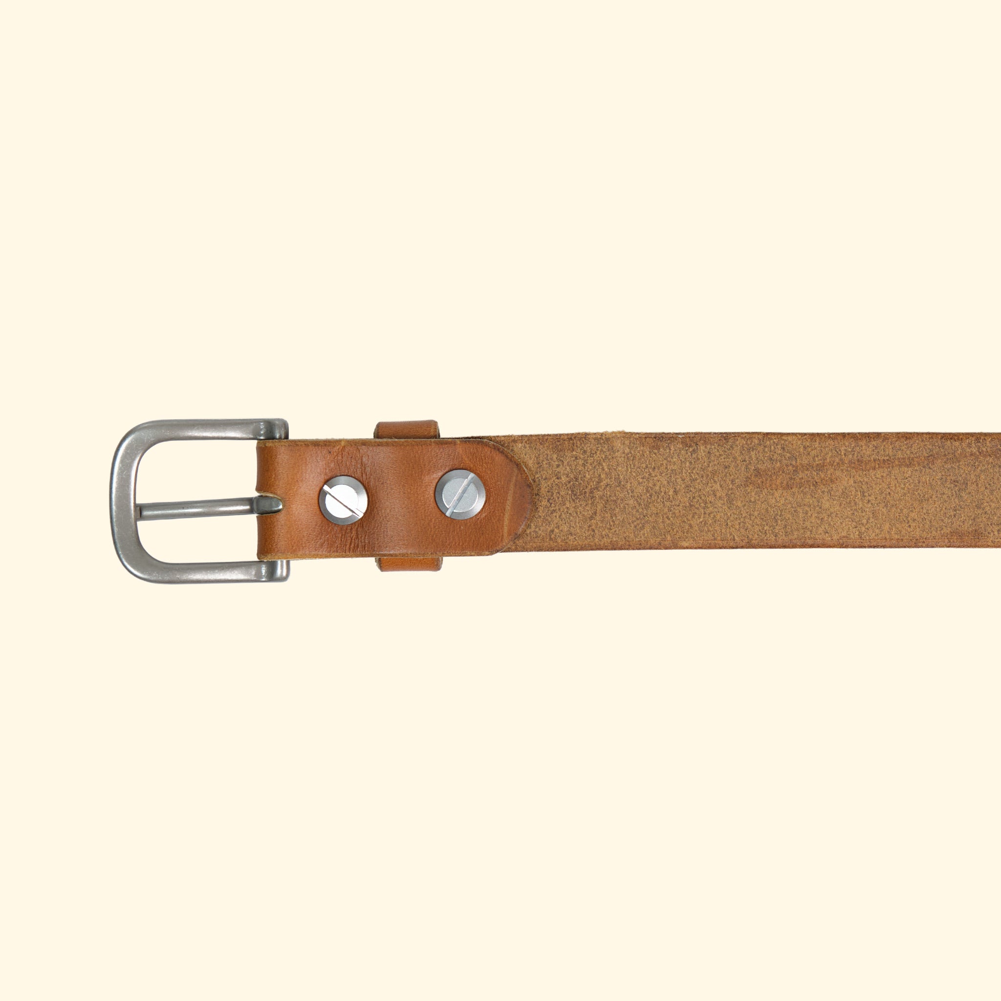 Rückseite des op belt slim in Sunflower mit silberner Dornschliesse und sichtbaren Chicago Screws – hochwertiges Horween Cavalier Leder aus Chicago.