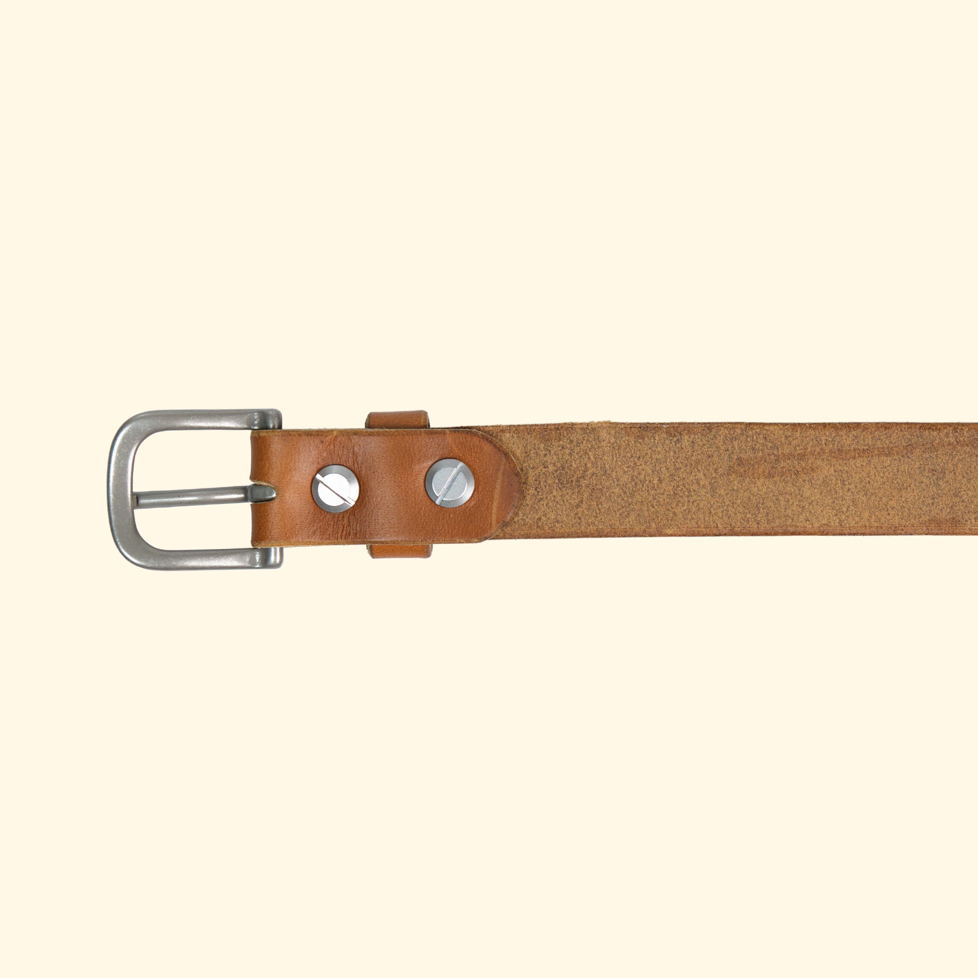 Rückseite des op belt slim in Sunflower mit silberner Dornschliesse und sichtbaren Chicago Screws – hochwertiges Horween Cavalier Leder aus Chicago.