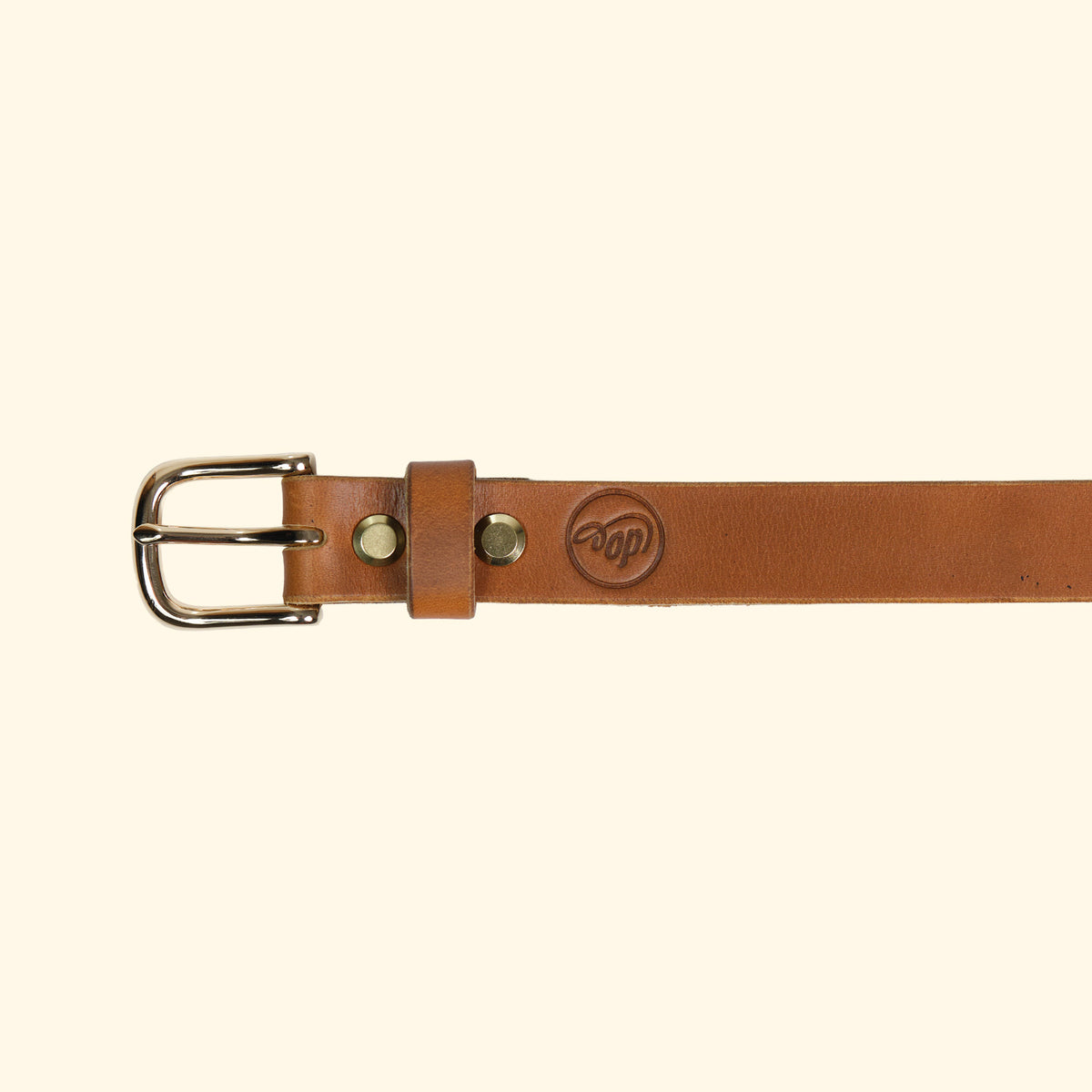 Detailansicht des op belt slim aus Horween Cavalier Leder in Sunflower mit goldener Mittelsteg-Dornschliesse, Lederschlaufe und geprägtem oldpassion Logo – handgefertigt in der Schweiz.