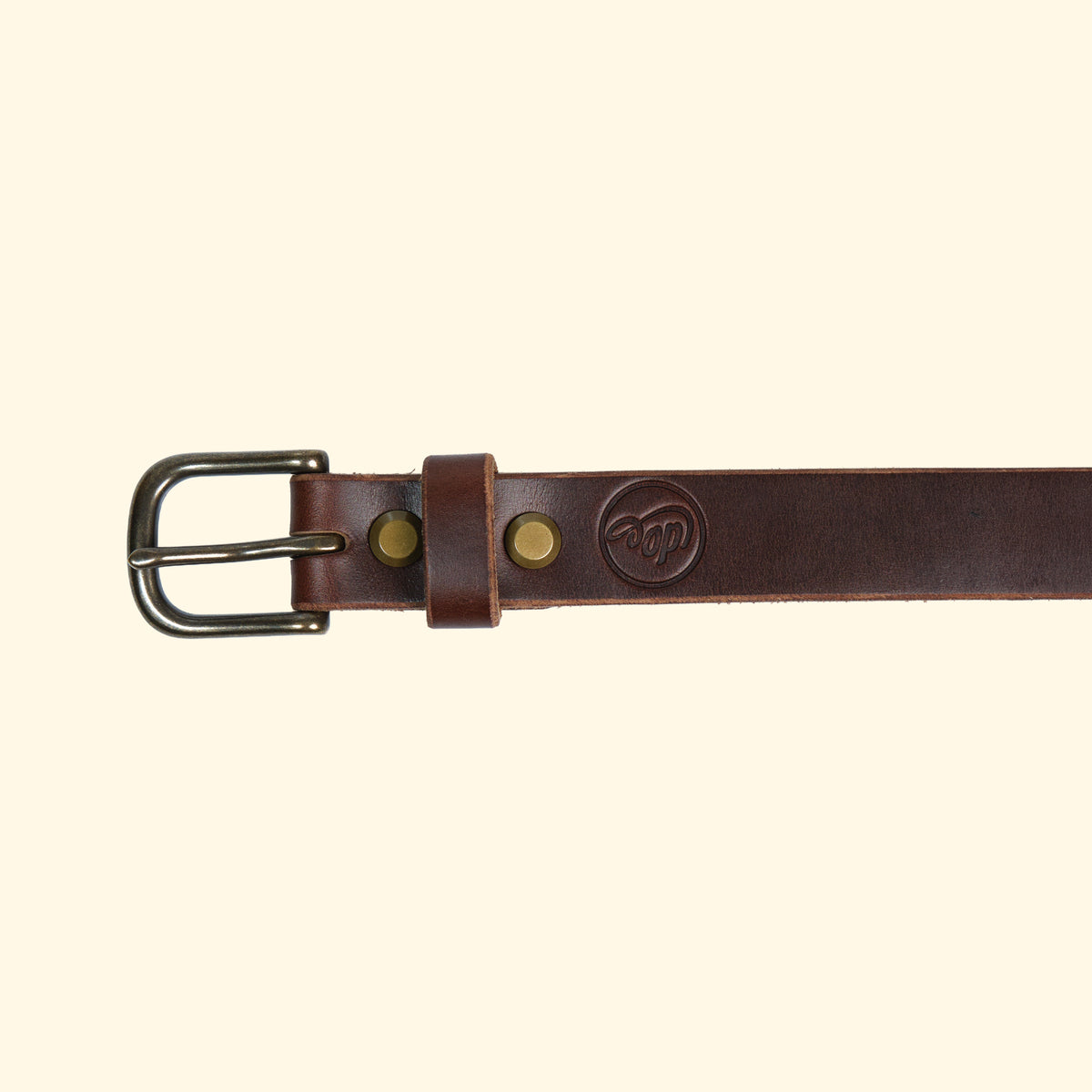 Aussenseite des oldpassion Gürtelmodells op belt slim aus Horween Chromexcel in Dunkelbraun mit antique-farbener Dornschliesse, Lederschlaufe und geprägtem Logo.
