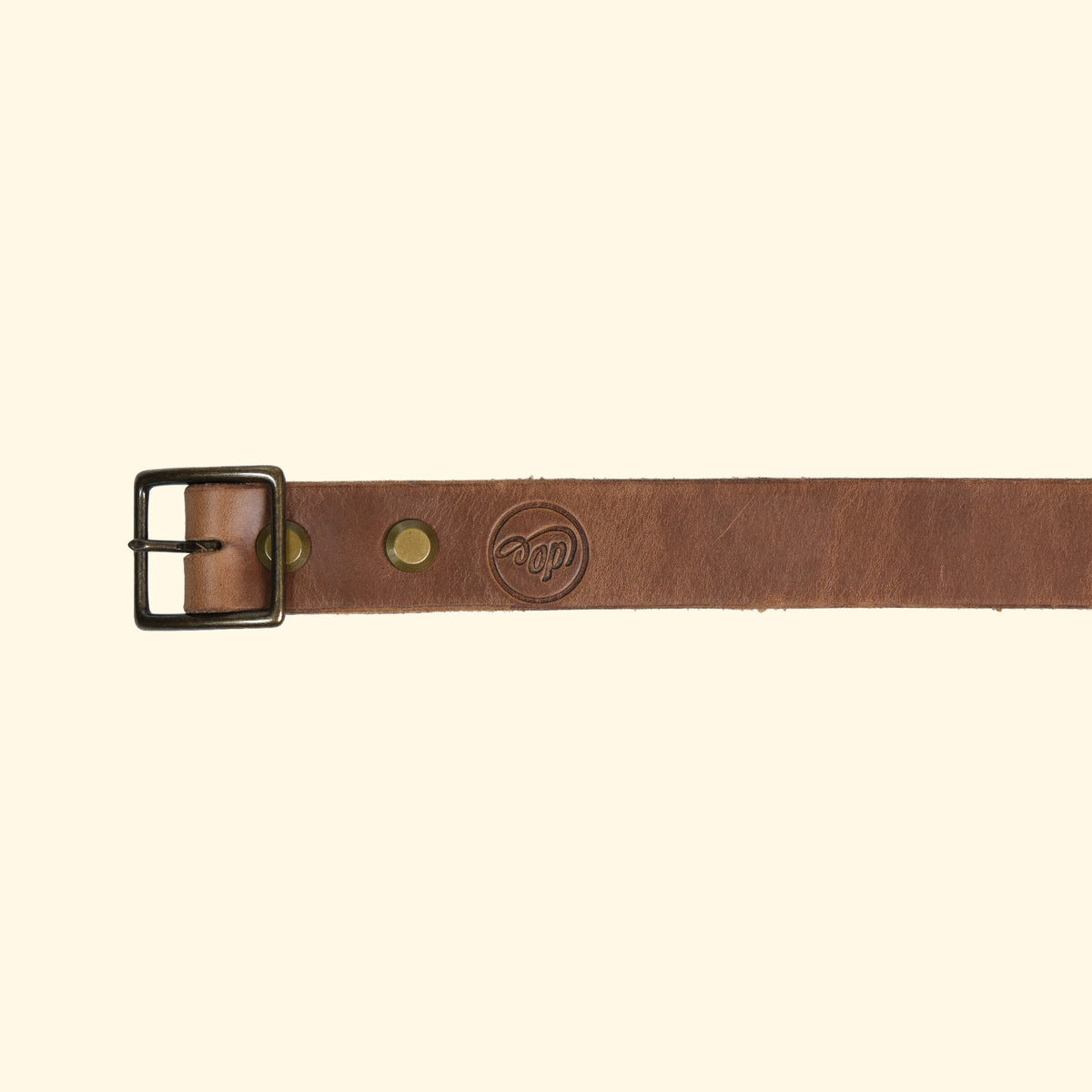 Aussenseite des oldpassion Gürtelmodells op belt slim aus Horween Chromexcel in Natural mit antique-farbener Mittelsteg-Dornschliesse und Präglogo.