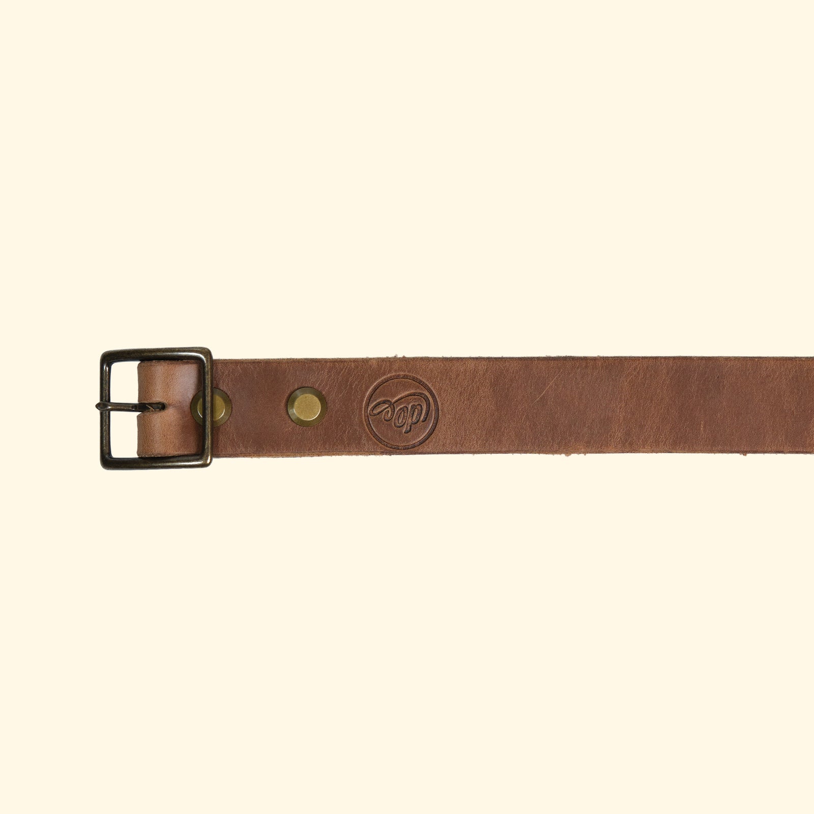 Aussenseite des oldpassion Gürtelmodells op belt slim aus Horween Chromexcel in Natural mit antique-farbener Mittelsteg-Dornschliesse und Präglogo.