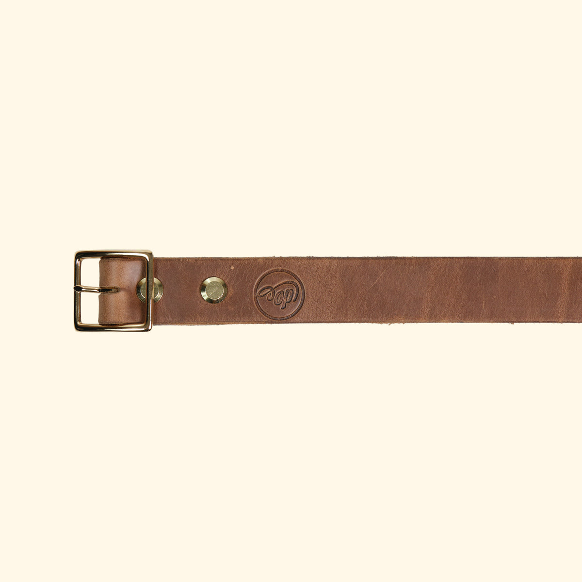 Aussenseite des oldpassion Gürtelmodells op belt slim aus Horween Chromexcel in Natural mit goldfarbener Mittelsteg-Dornschliesse und Präglogo.  