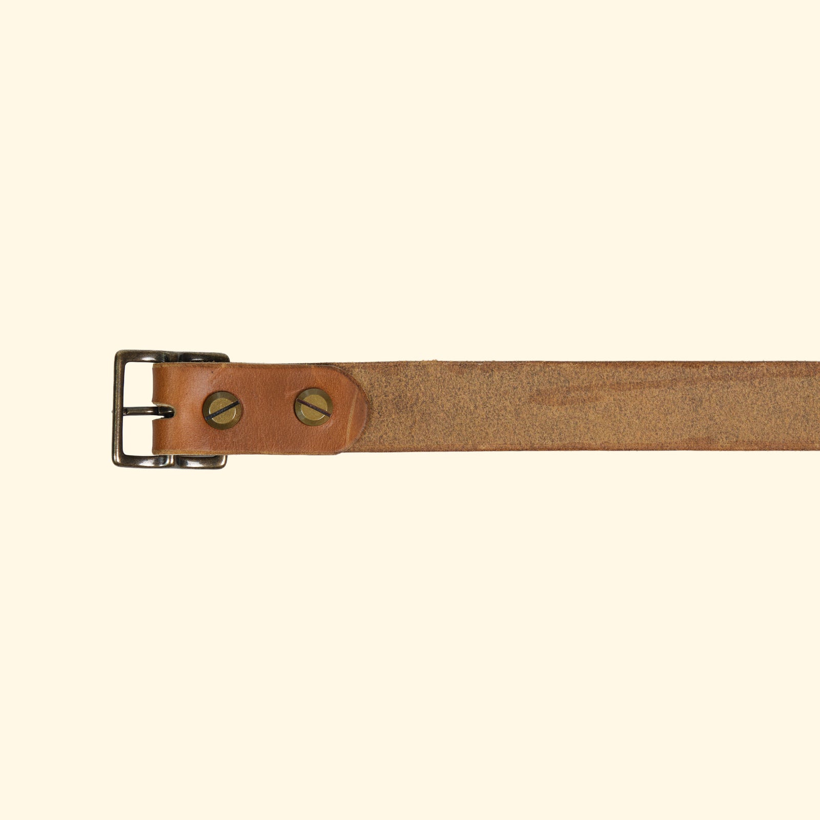 Rückseitige Nahaufnahme des oldpassion op belt slim aus Sunflower-Leder mit Antique-Schnalle und verschraubter Gürtelschlaufe