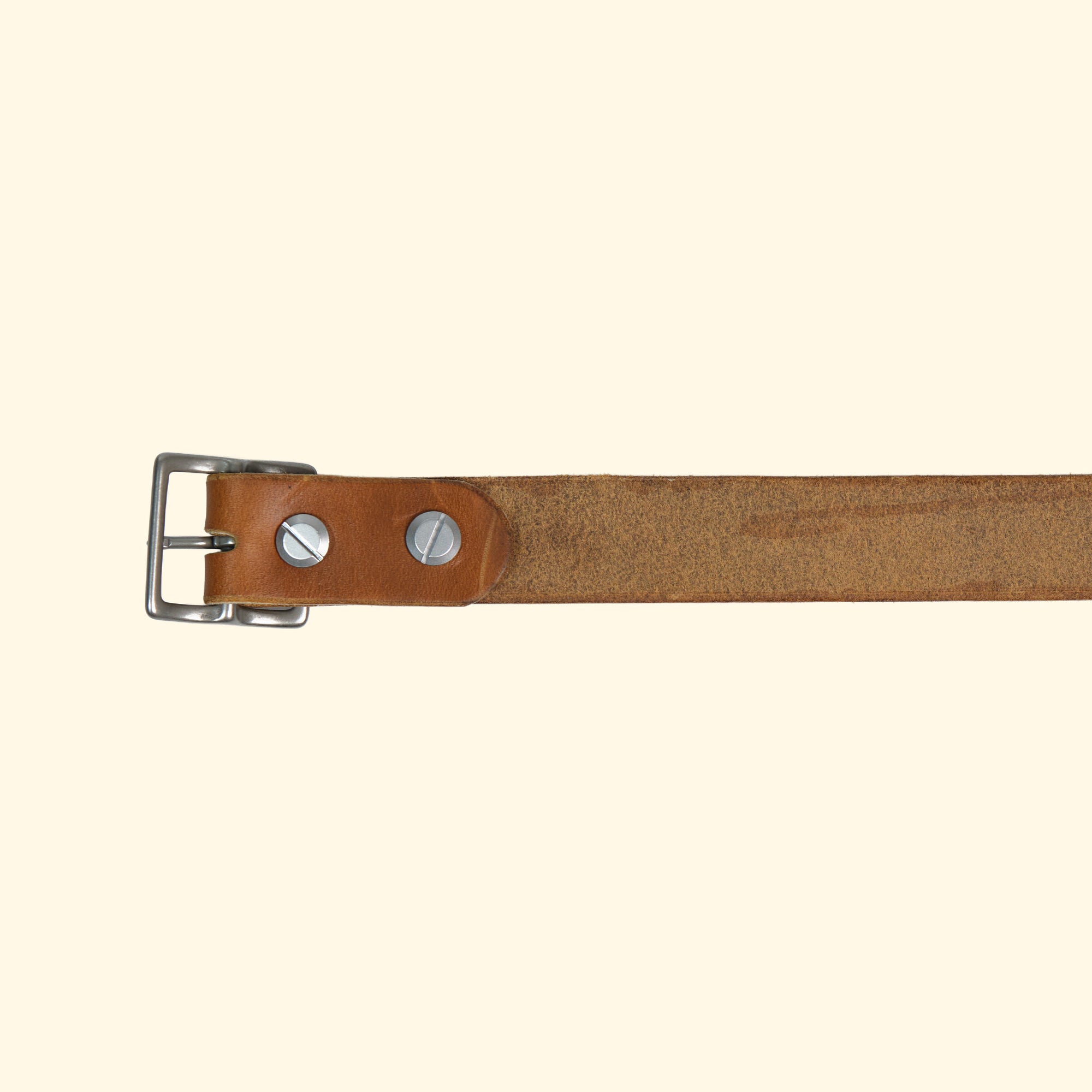 Innenansicht des oldpassion op belt slim mit silberner Schnalle und verschraubtem Riemen – Rückseite aus unbehandeltem Horween Cavalier Leder