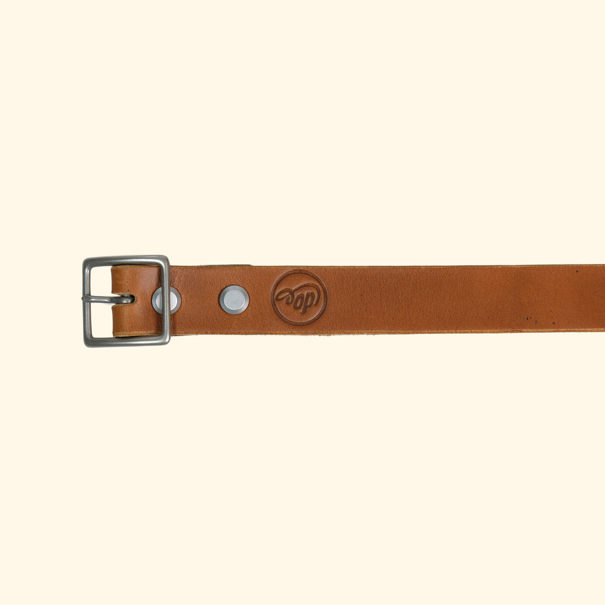 Detailansicht des oldpassion op belt slim in Sunflower mit silberner Mittelsteg-Schnalle und geprägtem op Logo – handgefertigt aus Horween Cavalier Leder