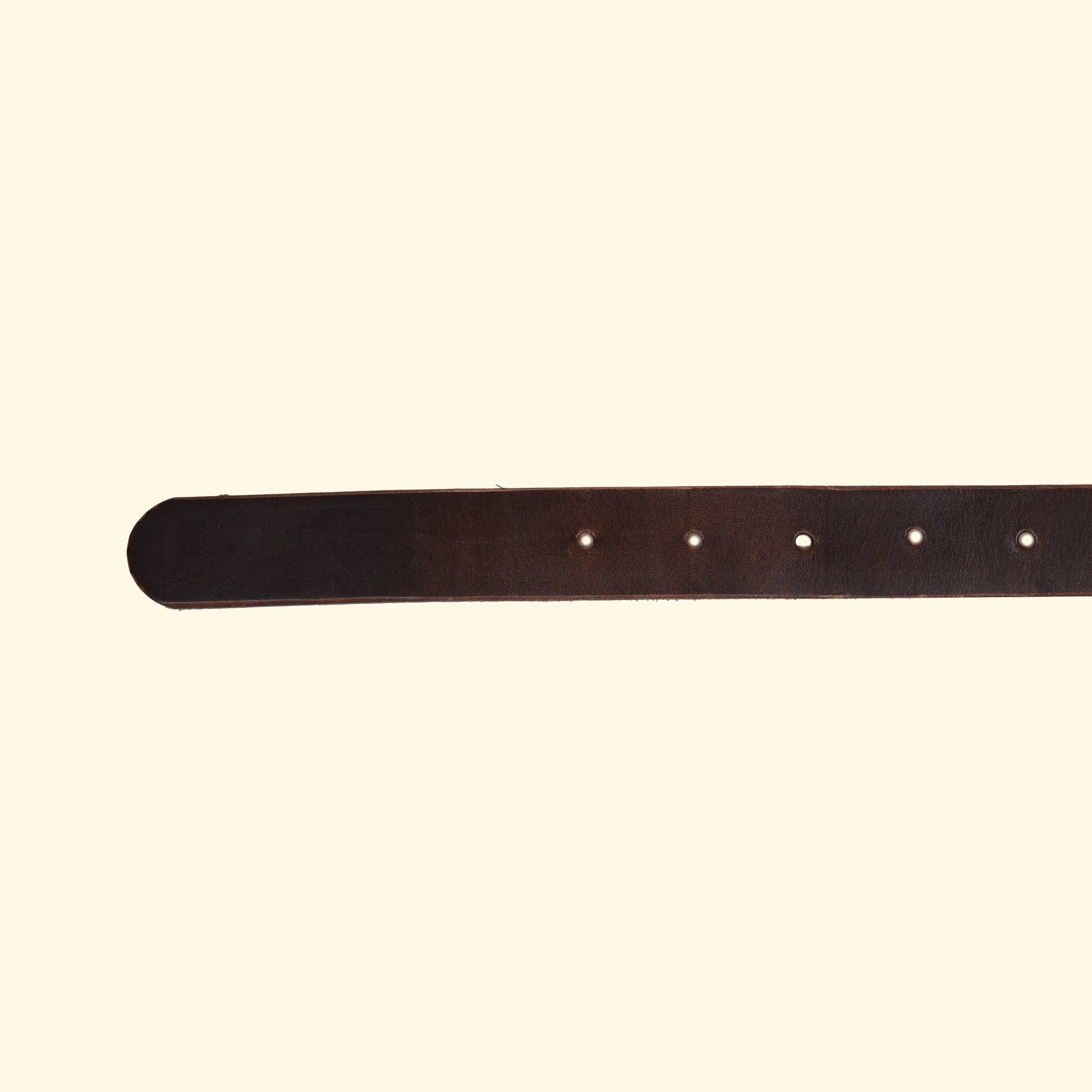 op belt slim aus Horween Chromexcel Leder in Natural – Detailansicht der Lochpartie mit klassischer Rundspitze.  