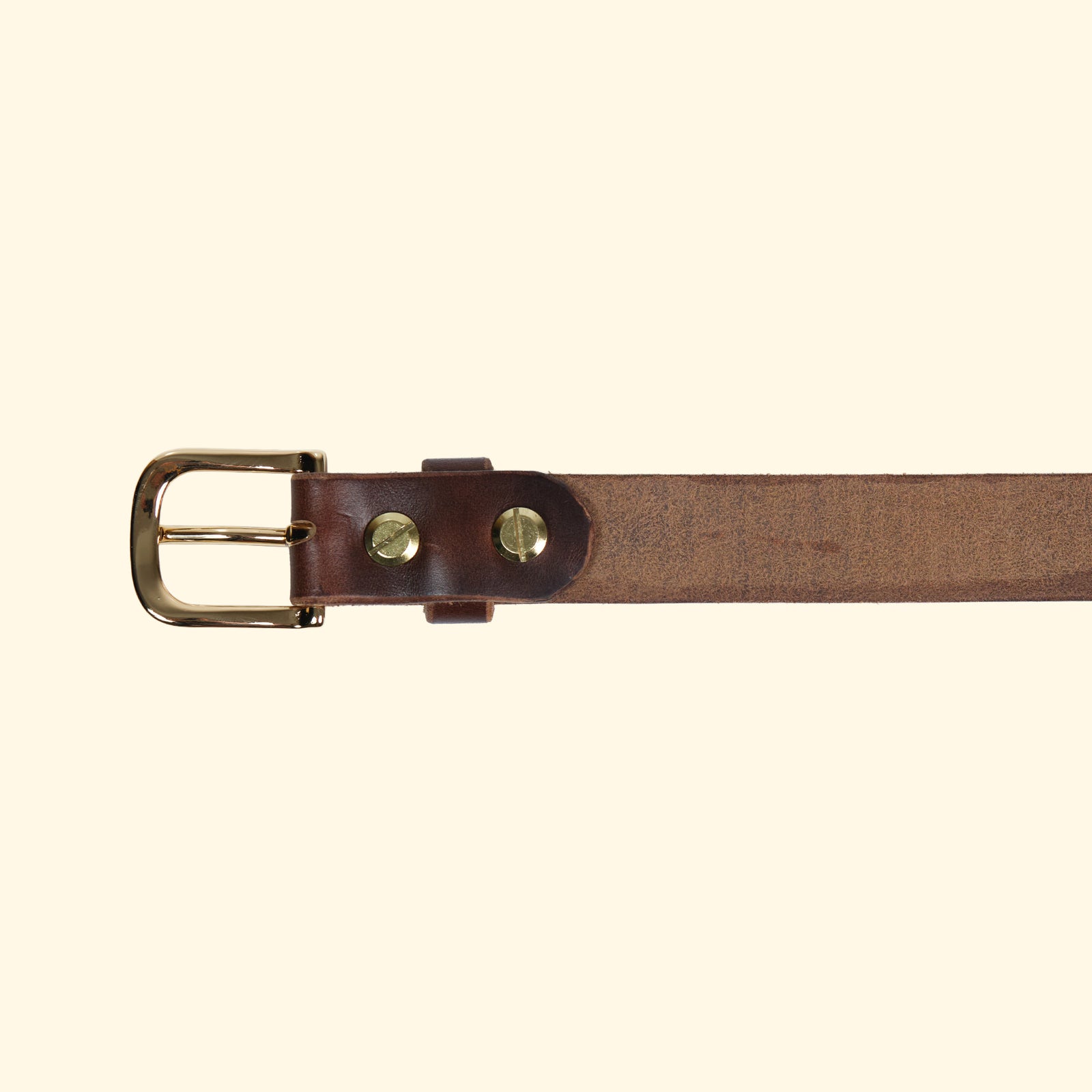 op belt slim aus Horween Chromexcel Leder in Natural mit goldfarbener Dornschliesse – Verschlussansicht mit Lederschlaufe und Messingschrauben.  