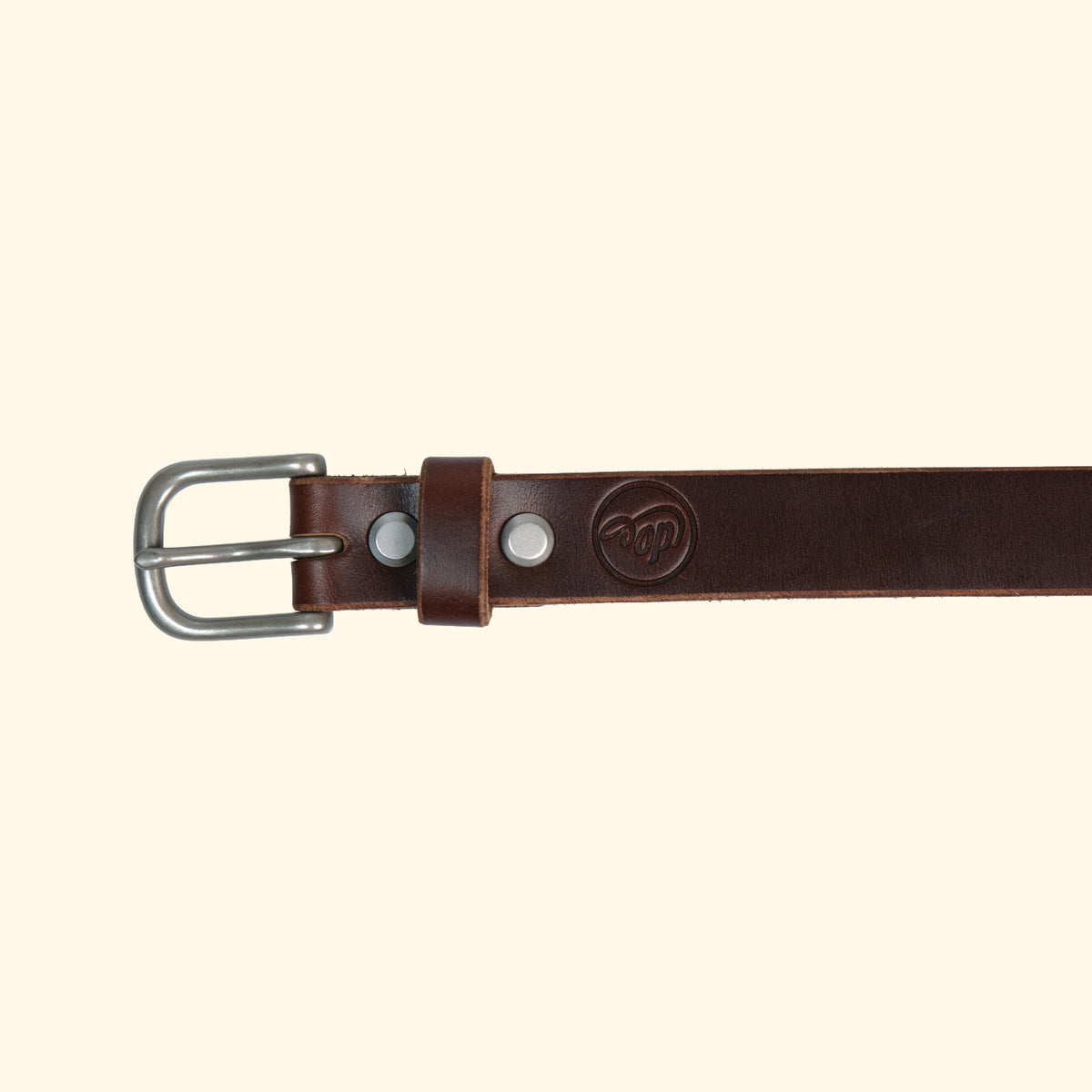 Frontansicht des op belt slim aus Horween Chromexcel Leder in Dunkelbraun mit Dornschliesse in Silber und geprägtem oldpassion-Logo.