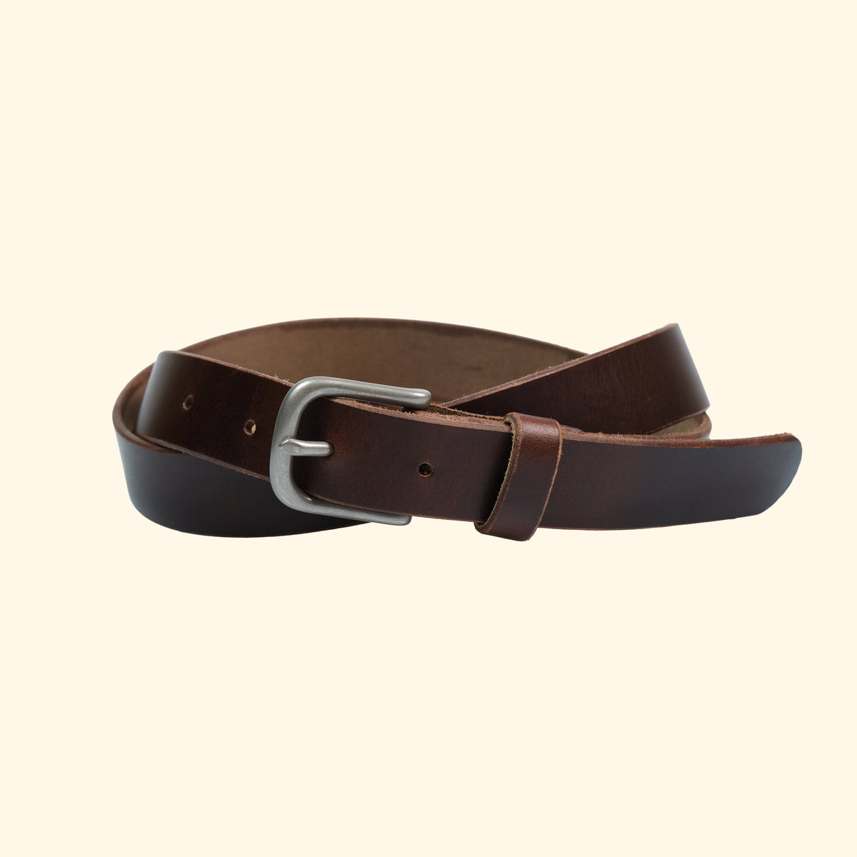 Oldpassion Gürtelmodell op belt slim aus Horween Chromexcel Leder in Dunkelbraun mit schlichter Dornschliesse in Silberfinish und passender Lederschlaufe.