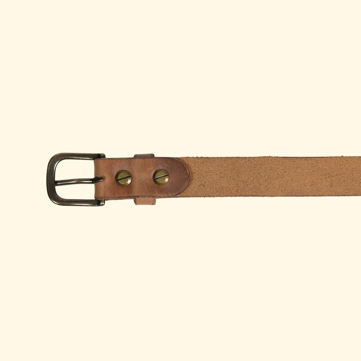 Innenseite des oldpassion Gürtelmodells op belt slim aus Horween Chromexcel in Natural mit antique-farbener Dornschliesse, Lederschlaufe und Schraubbefestigung.